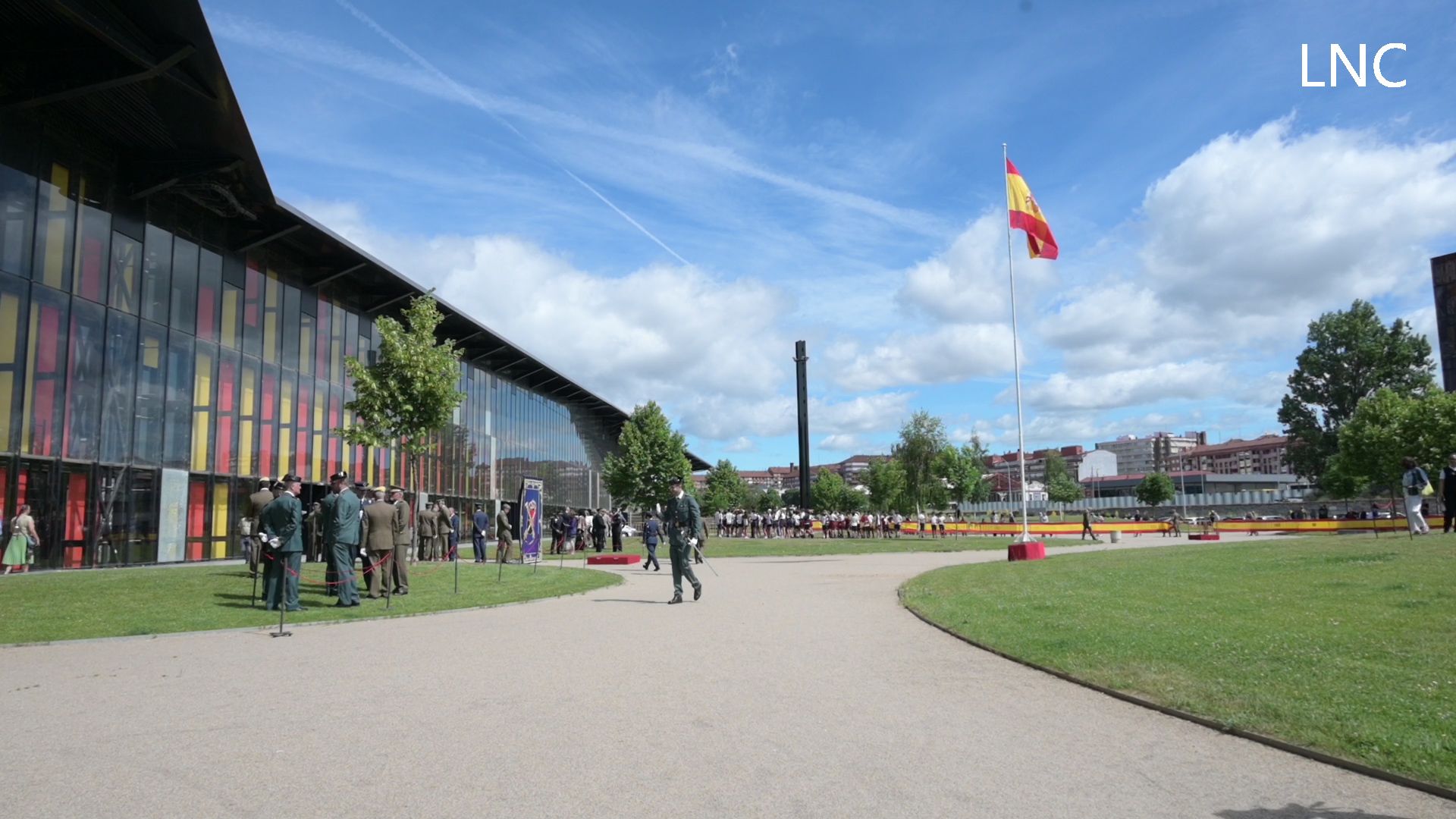 Un instante del izado de bandera que ha tenido lugar en el Palacio de Exposiciones de León con motivo del Día de las Fuerzas Armadas. | L. PASTORIZA Un instante del izado de bandera que ha tenido lugar en el Palacio de Exposiciones de León con motivo del Día de las Fuerzas Armadas. | L. PASTORIZA