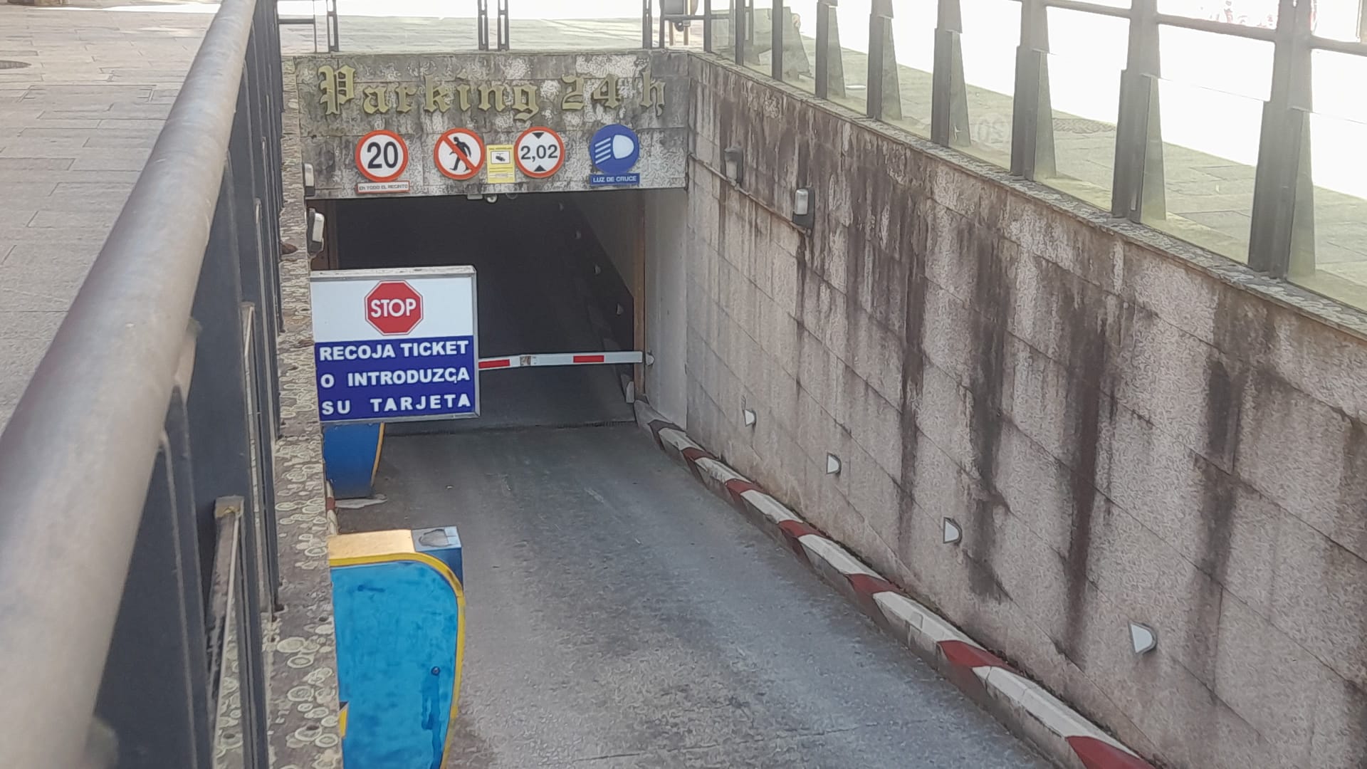 Imagen de la entrada del parking de la Plaza del Ayuntamiento.   MAR IGLESIAS