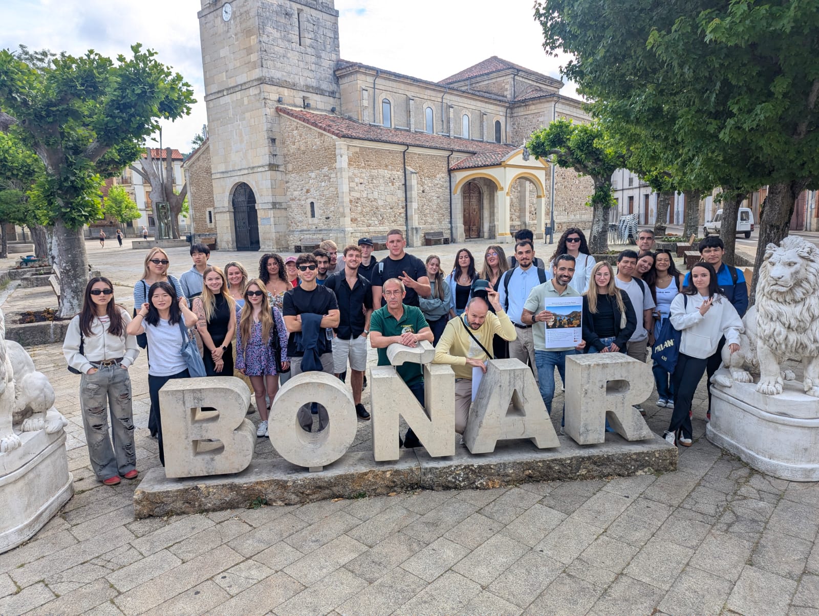 Foto de familia de los alumnos que se desplazaron este martes a Boñar para presentar sus propuestas de revitalización turística. | L.N.C. Foto de familia de los alumnos que se desplazaron este martes a Boñar para presentar sus propuestas de revitalización turística. | L.N.C.