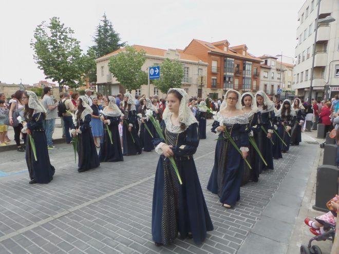 Doncellas durante una procesión de La Zuiza de Astorga de otro año anterior. | L.N.C. Doncellas durante una procesión de La Zuiza de Astorga de otro año anterior. | L.N.C.