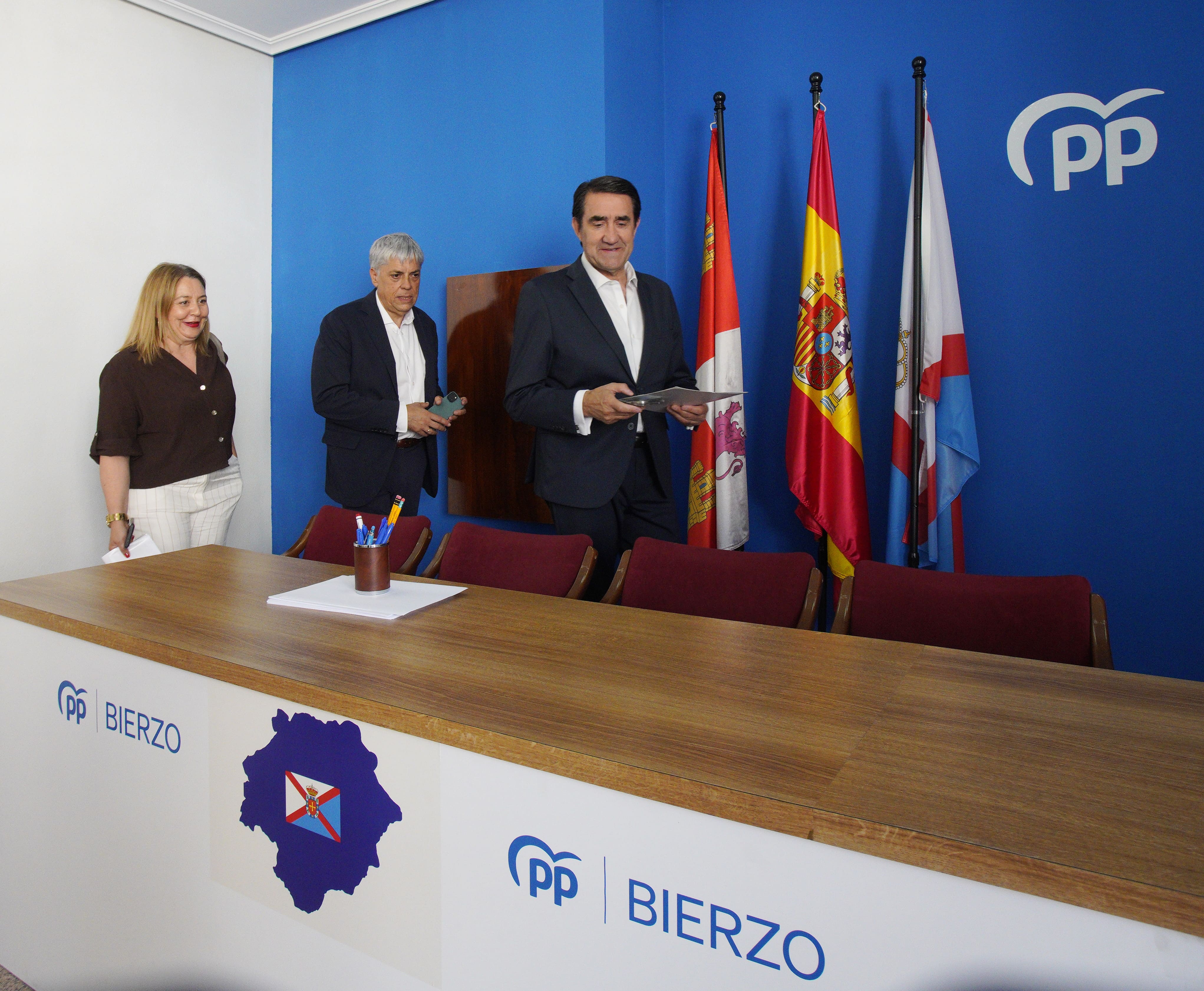 Juan Carlos Suárez-Quiñones presidió la reunión de los populares en Ponferrada. | CÉSAR SÁNCHEZ (ICAL)