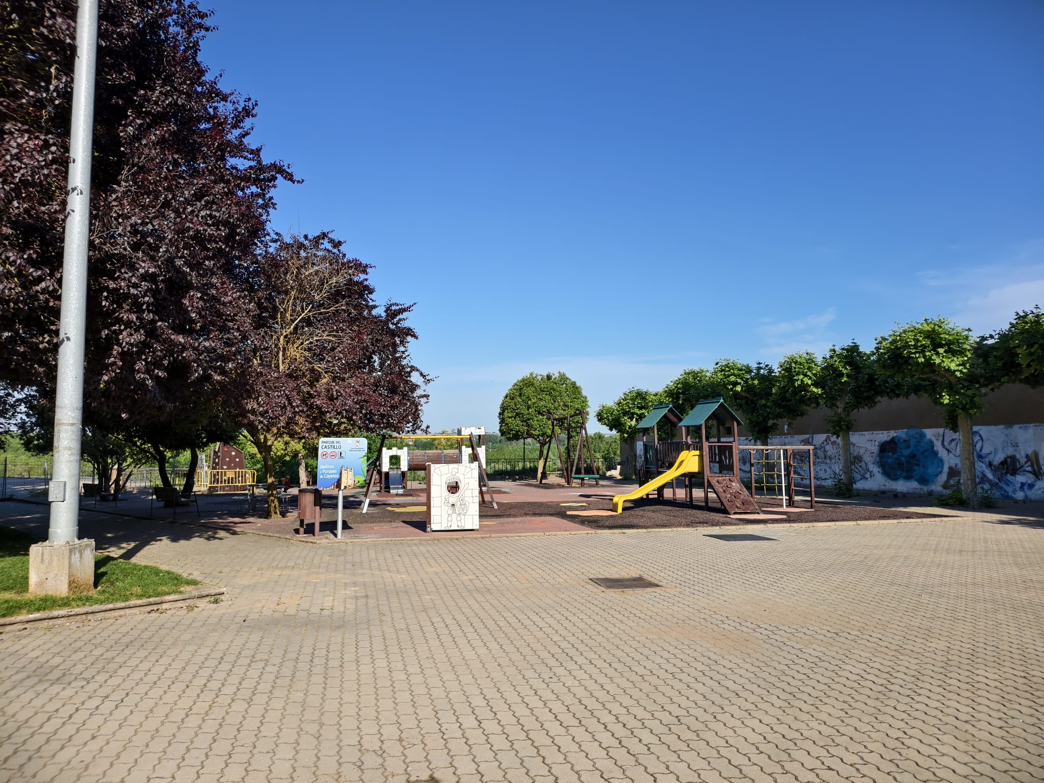 Estado actual del parque del castillo de Valencia de Don Juan. | A. RODRÍGUEZ Estado actual del parque del castillo de Valencia de Don Juan. | A. RODRÍGUEZ