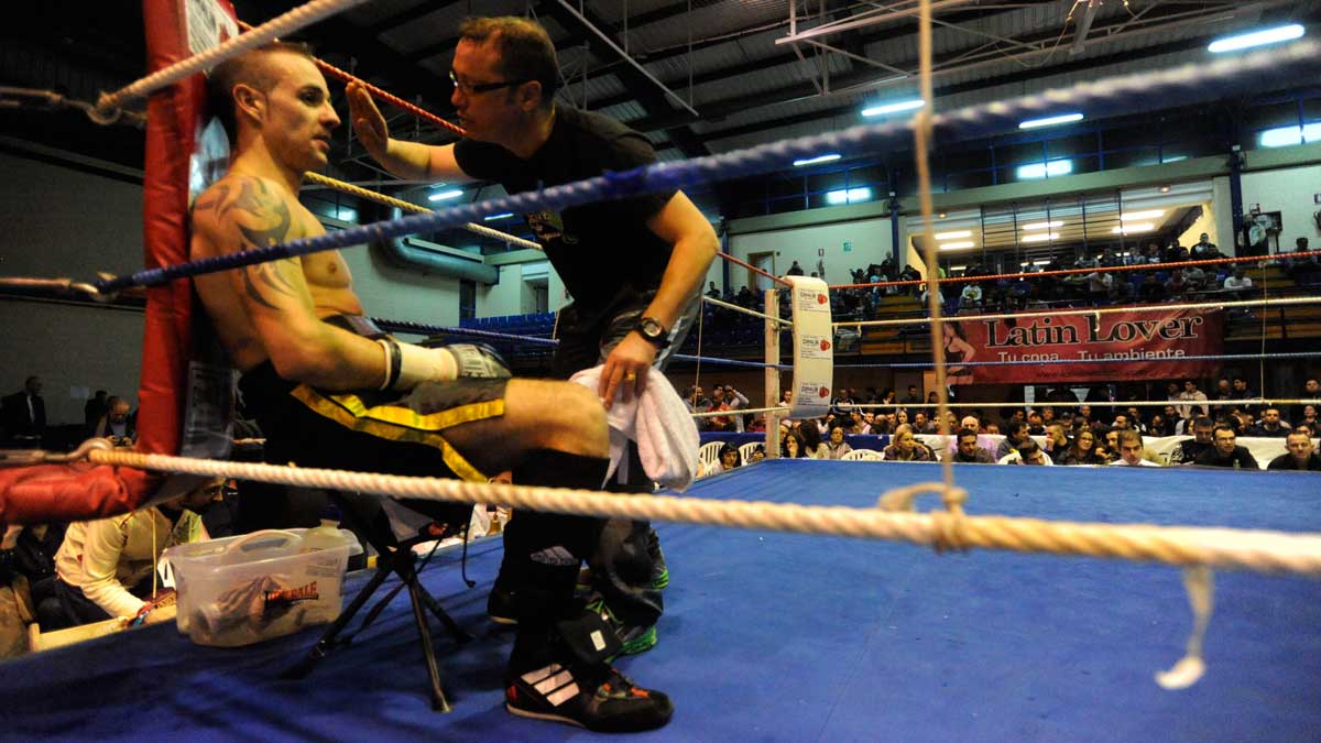 Tejada, atendido por su técnico Coralín en la esquina del ring durante un combate. | DANIEL MARTIN
