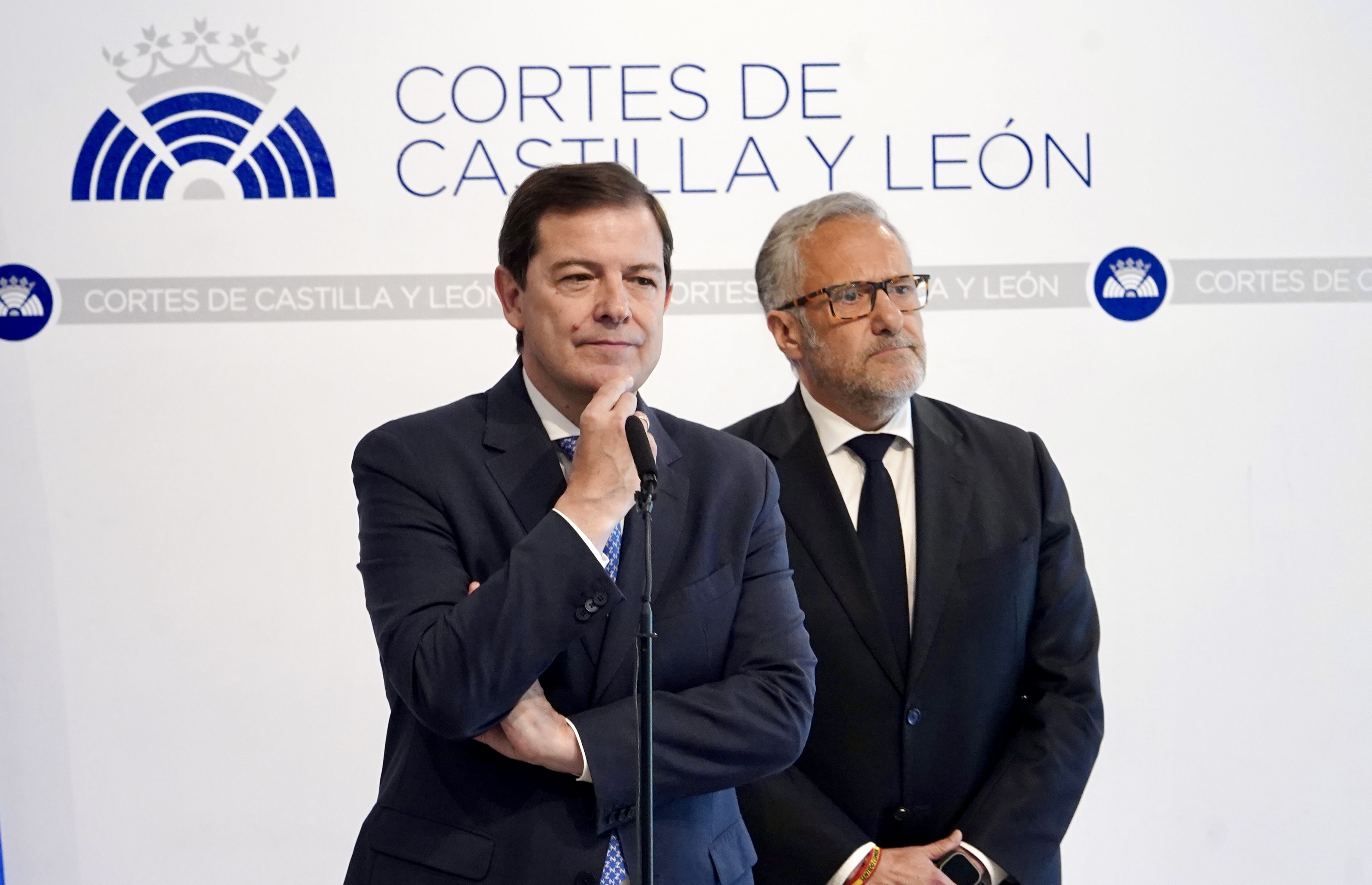 El presidente en funciones de la Junta, Alfonso Fernández Mañueco, y el portavoz de Vox en las Cortes de Castilla y León, el leonés Carlos Pollán | MIRIAM CHACÓN (ICAL)
