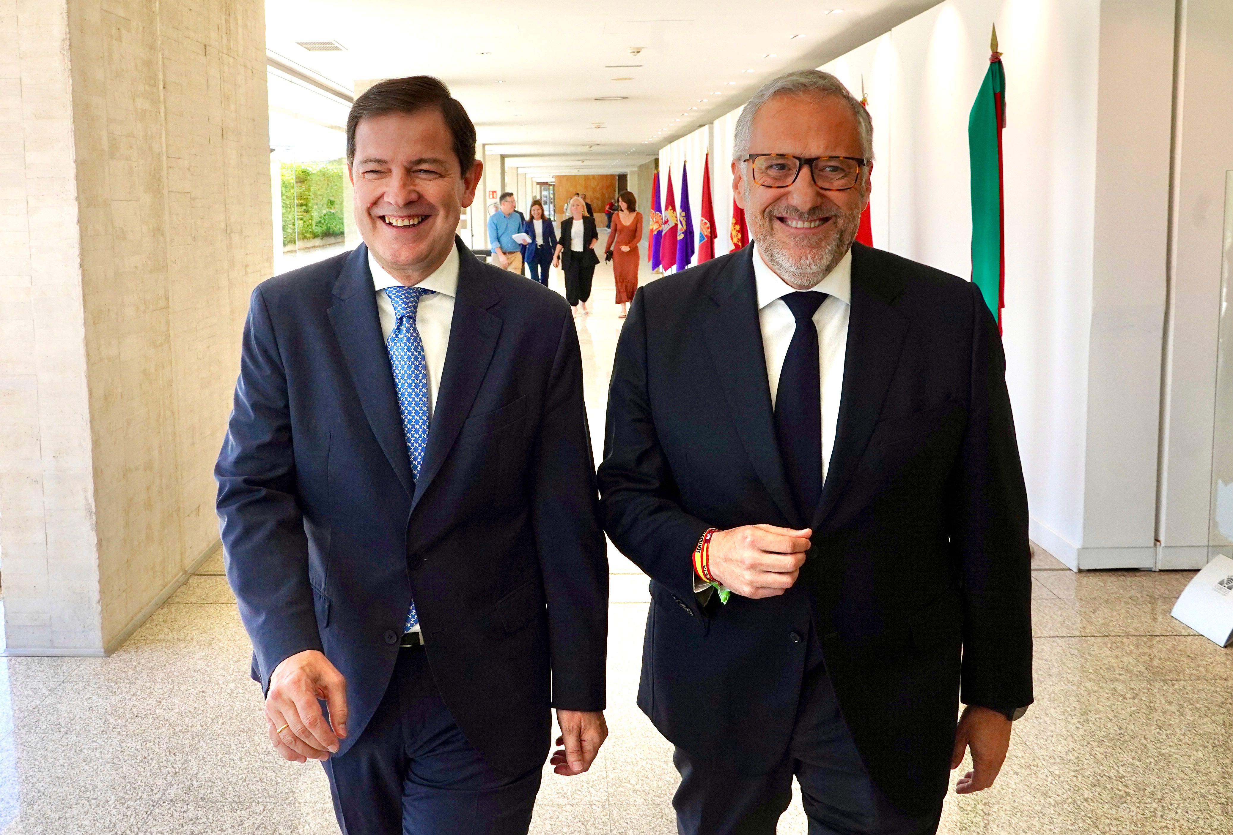 El presidente en funciones de la Junta, Alfonso Fernández Mañueco, y el portavoz de Vox en las Cortes de Castilla y León, el leonés Carlos Pollán. | ICAL