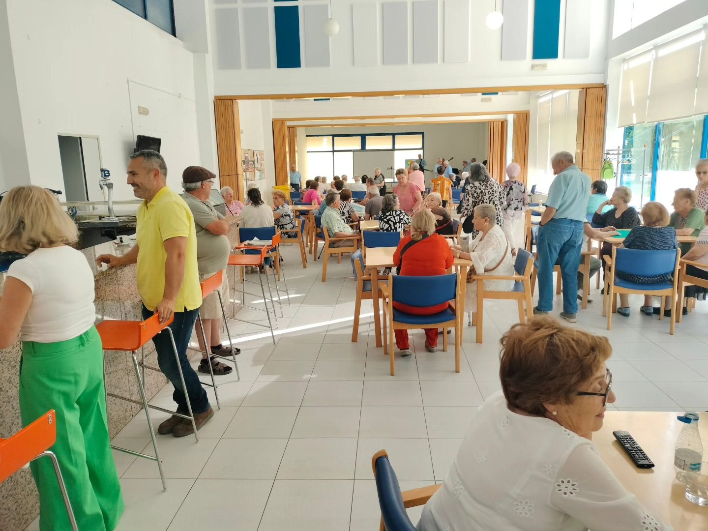 Reapertura de la cafetería en el centro de Flores del Sil.