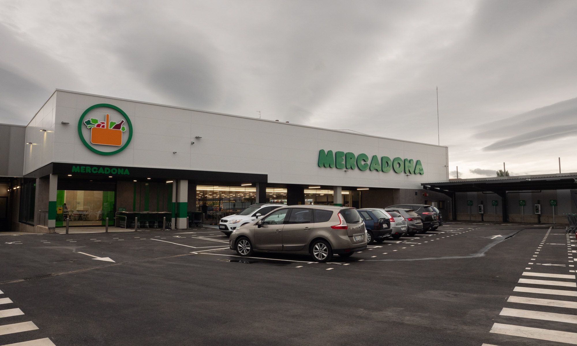 Vista exterior del supermercado.
