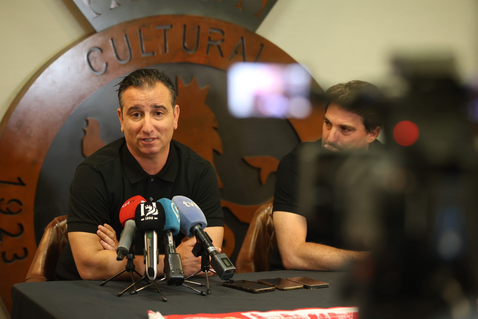 Jandro durante su presentación como técnico de la Cultural en el Reino. FERNANDO OTERO