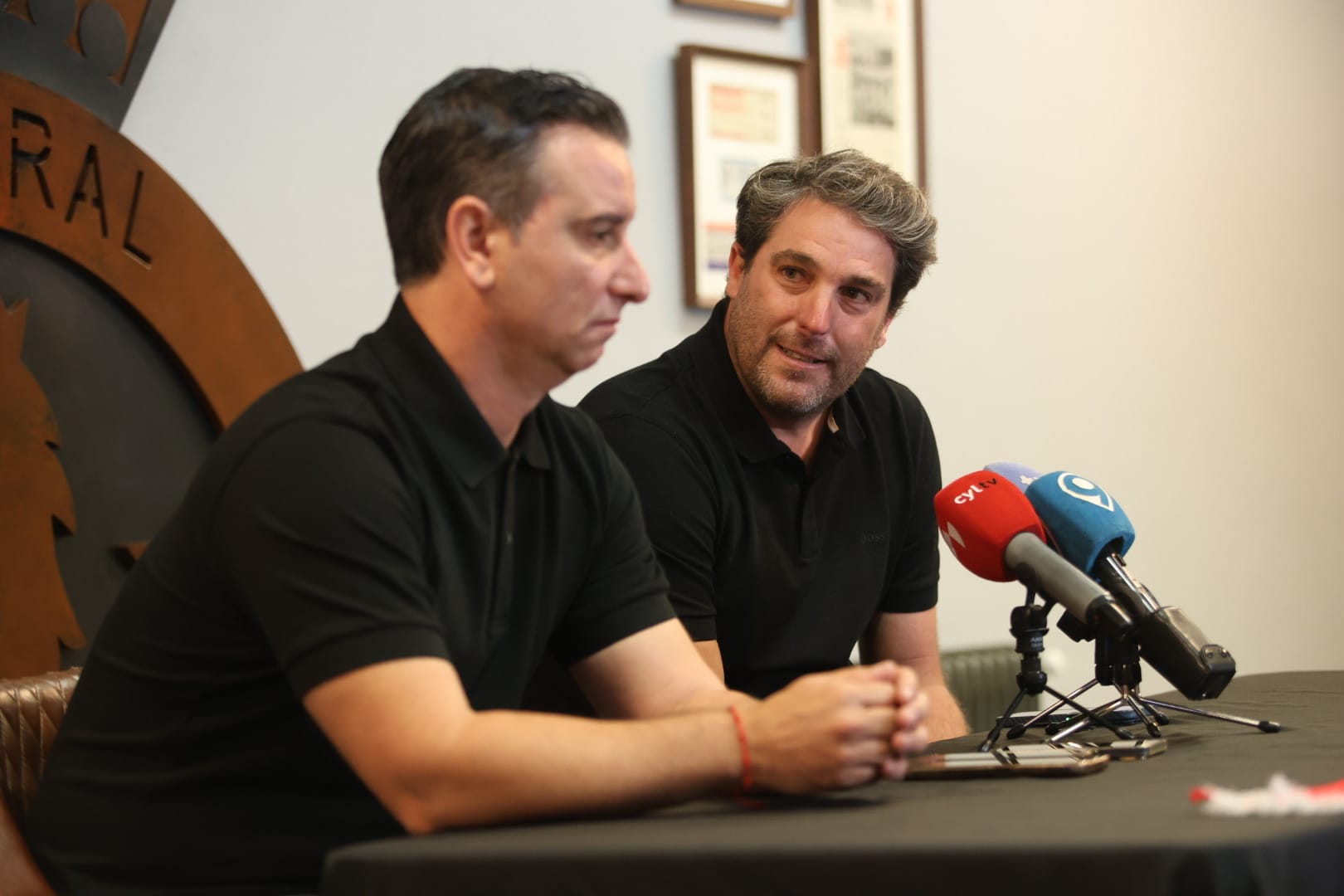 Asier Goiria durante la presentación de Jandro como técnico de la Cultural. FERNANDO OTERO