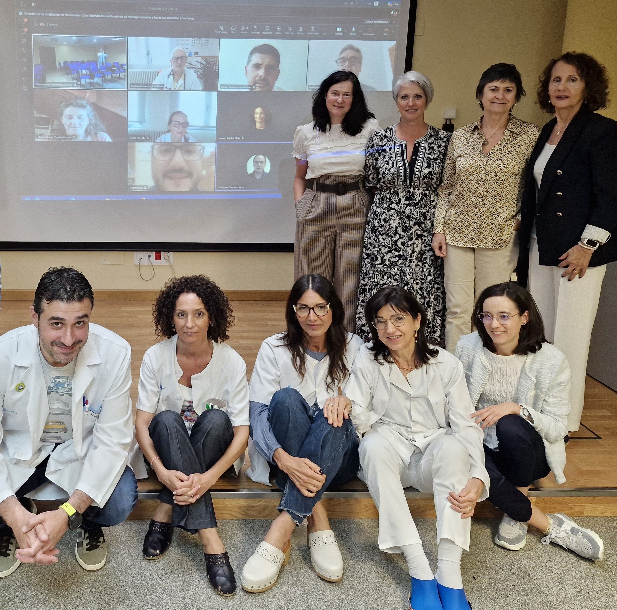 Reunión de sanitarios para examinar los buenos datos de la evaluación.