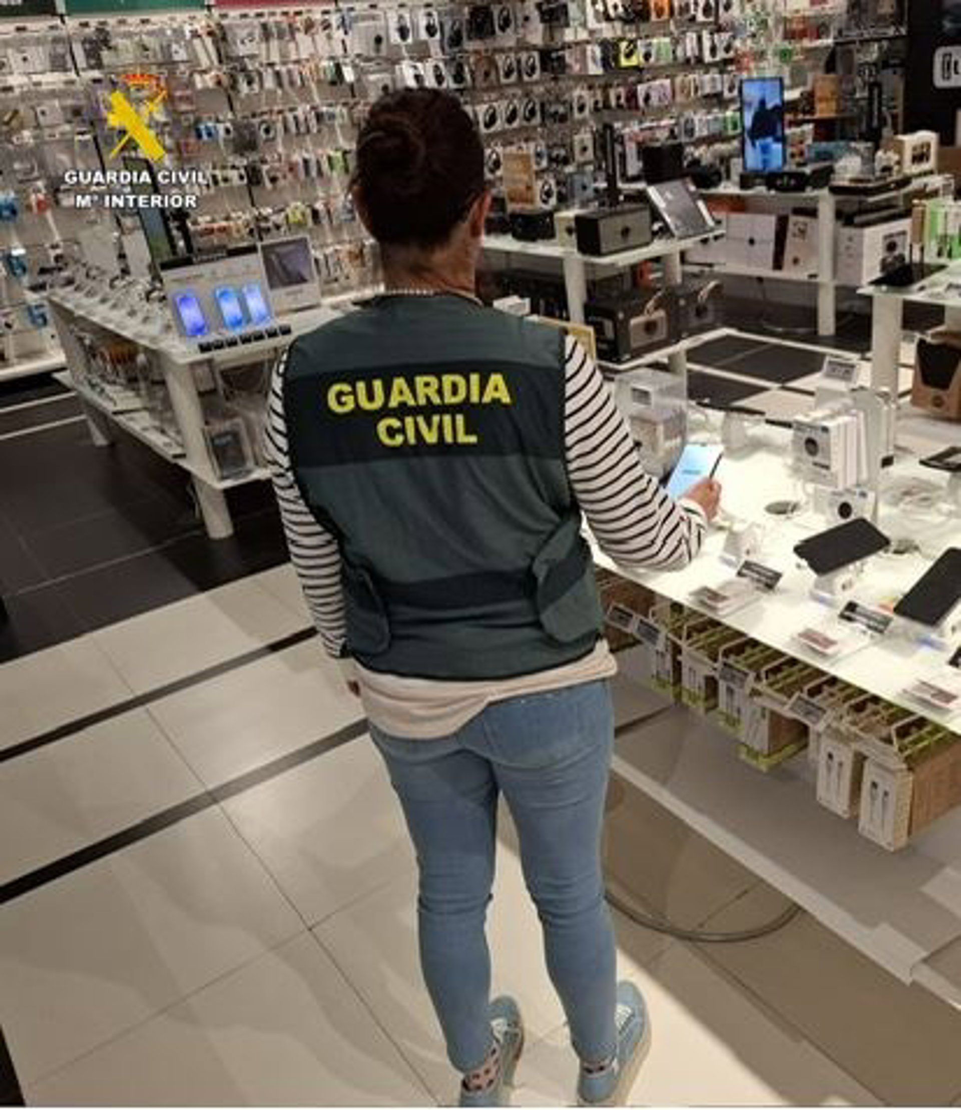 Una agente de la Guardia Civil en uno de los establecimientos que fueron robados. | L.N.C.