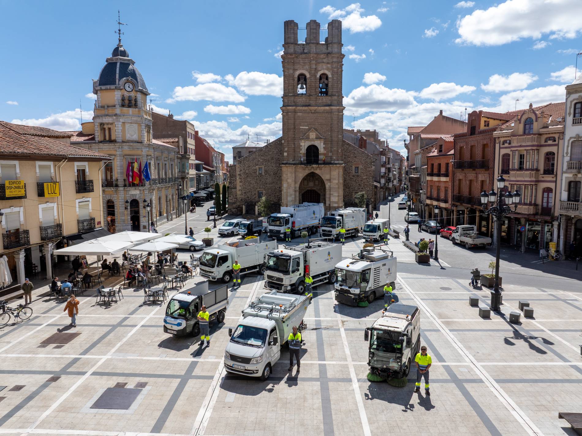 Vista de la flota de vehículos de limpieza del Ayuntamiento de La Bañeza. | L.N.C.