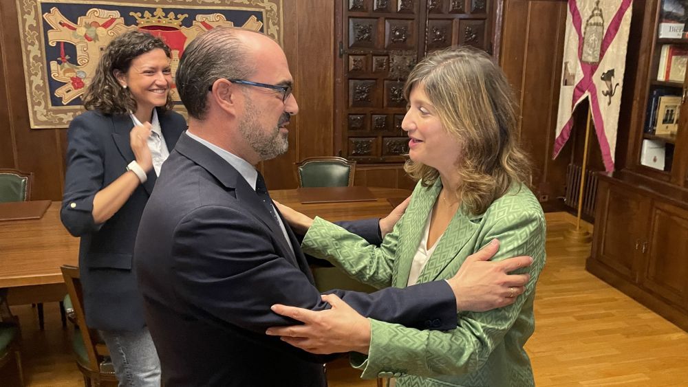 La rectora Nuria González durante un encuentro pasado con Marco Morala. | JAVIER FERNÁNDEZ