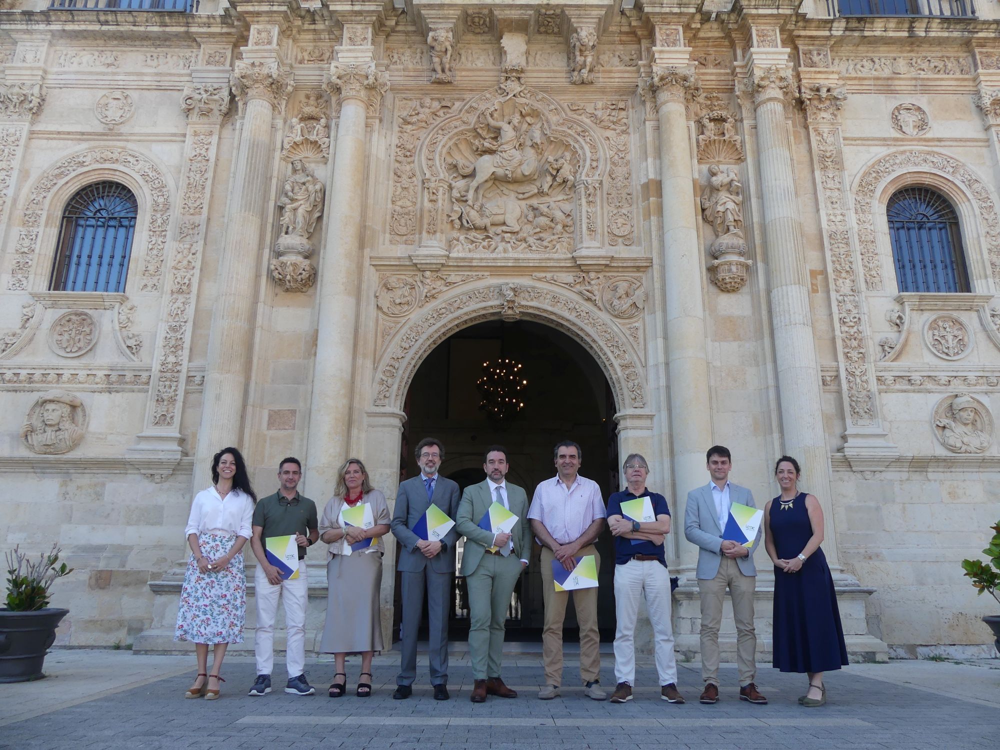 Miembros de la Junta Directiva del clúster ISMC en la portada del Parador de León. | ISMC