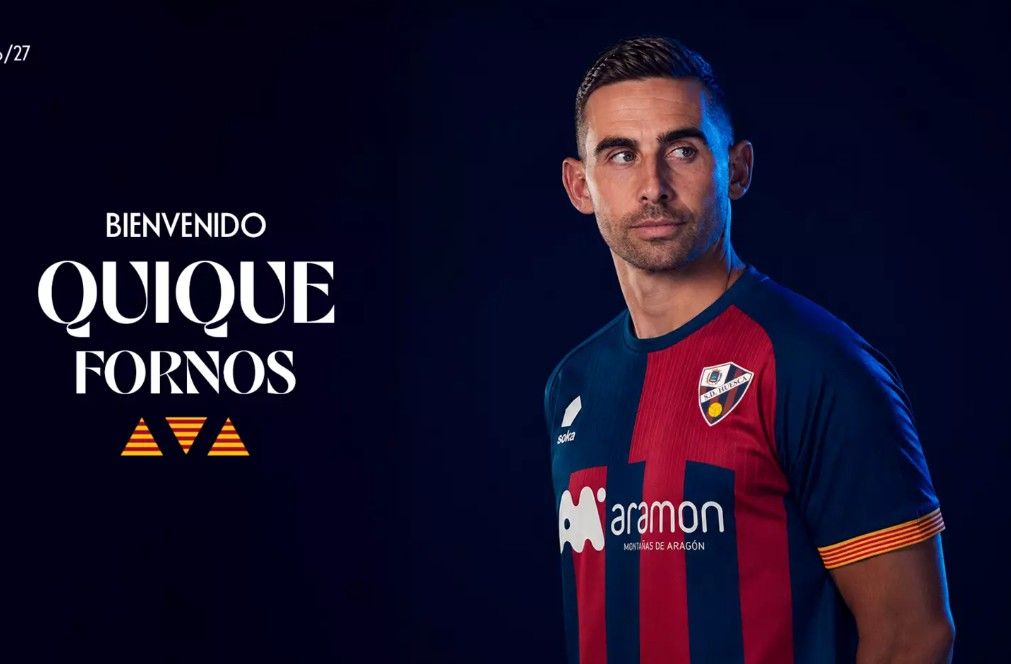 Quique Fornos con la camiseta de la SD Huesca tras firmar su nuevo contrato. HUESCA