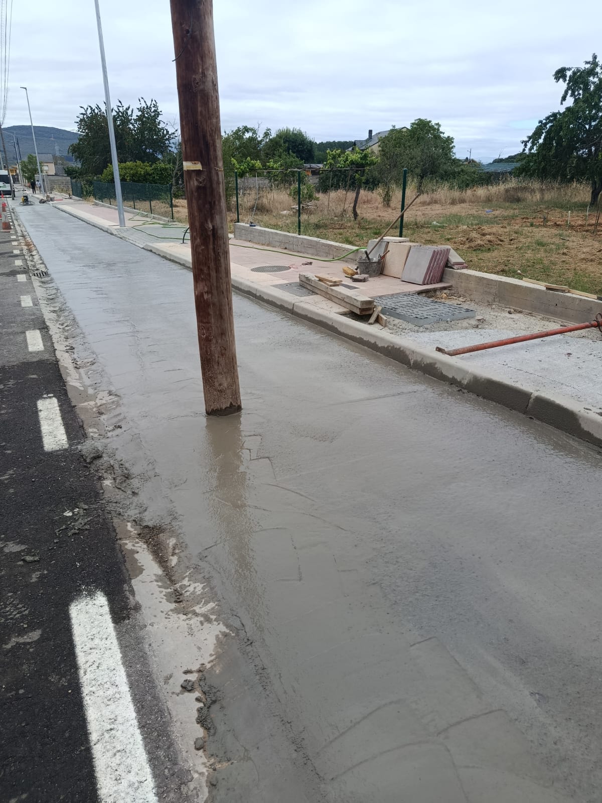 Los postes están en medio de la acera.