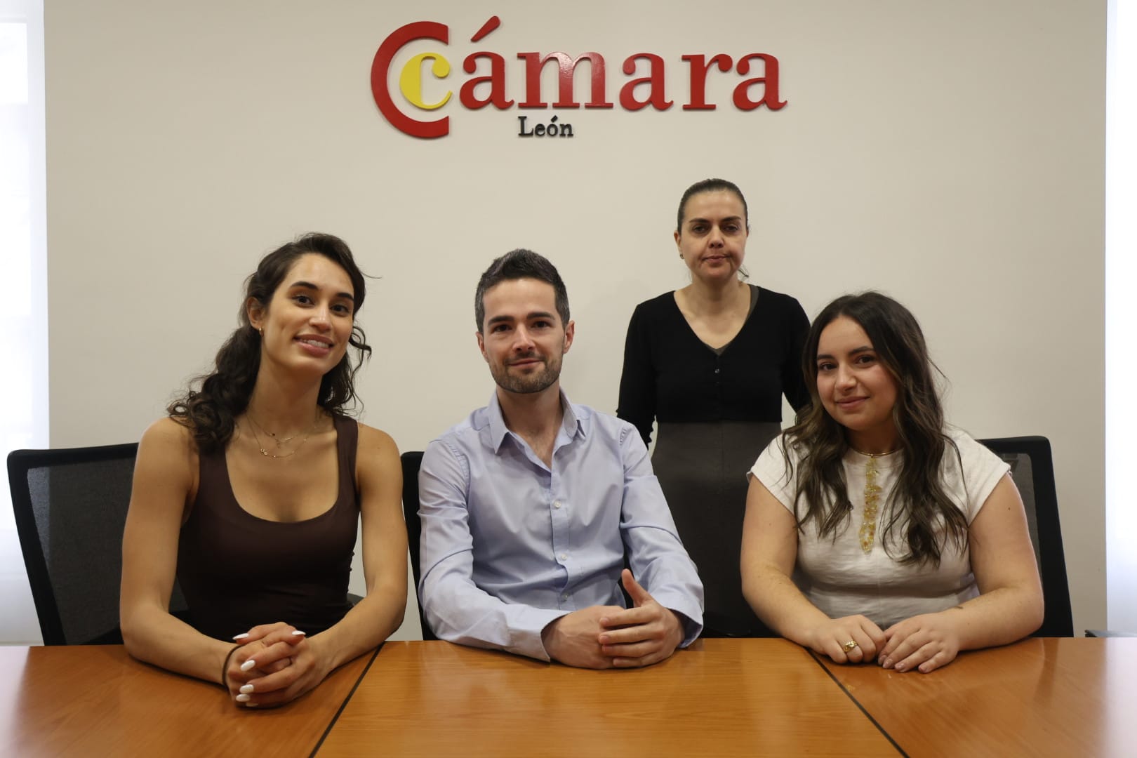 Arancha Santos, coordinadora de 'Impulsa Startup', de pie y acompañando a los emprendedores de Apúntalo y Enan Studio. | FERNANDO OTERO