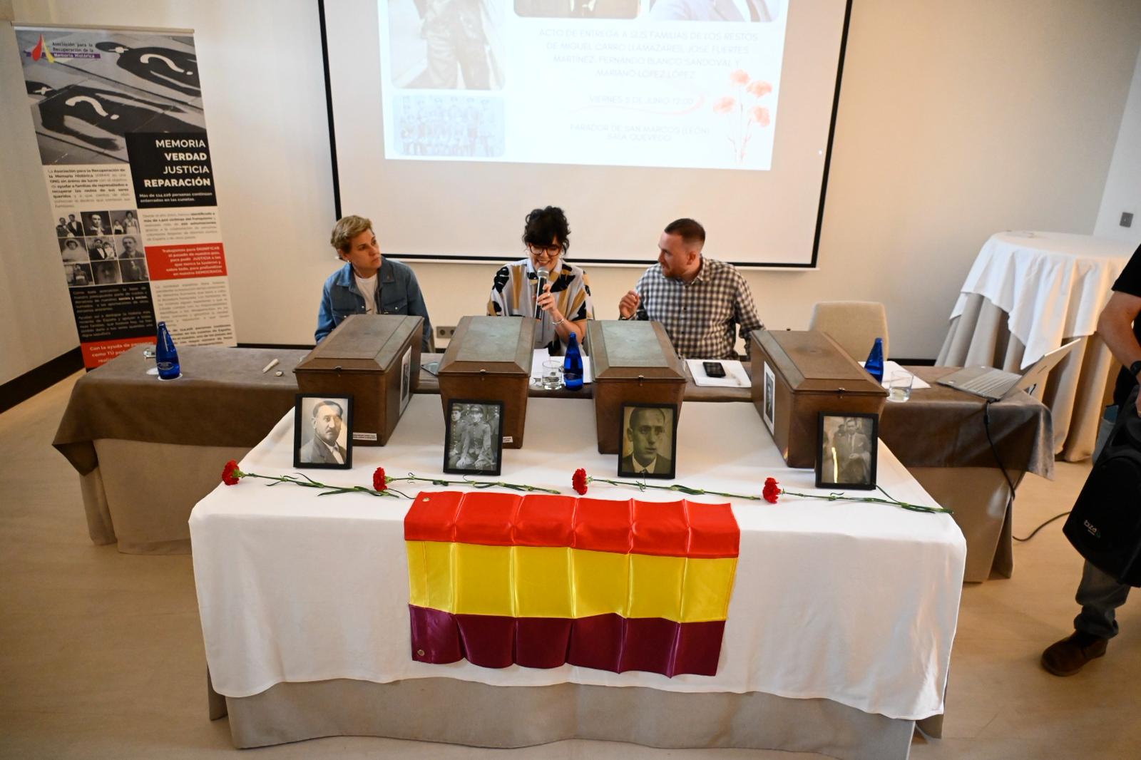 Entrega de los restos en el Salón de Quevedo del Parador de San Marcos | SAÚL ARÉN