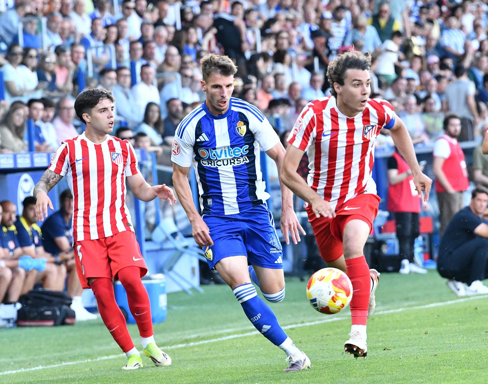 Calderón junto a dos defensores del Atlético Madrileño en el partido de ida. QUINITO