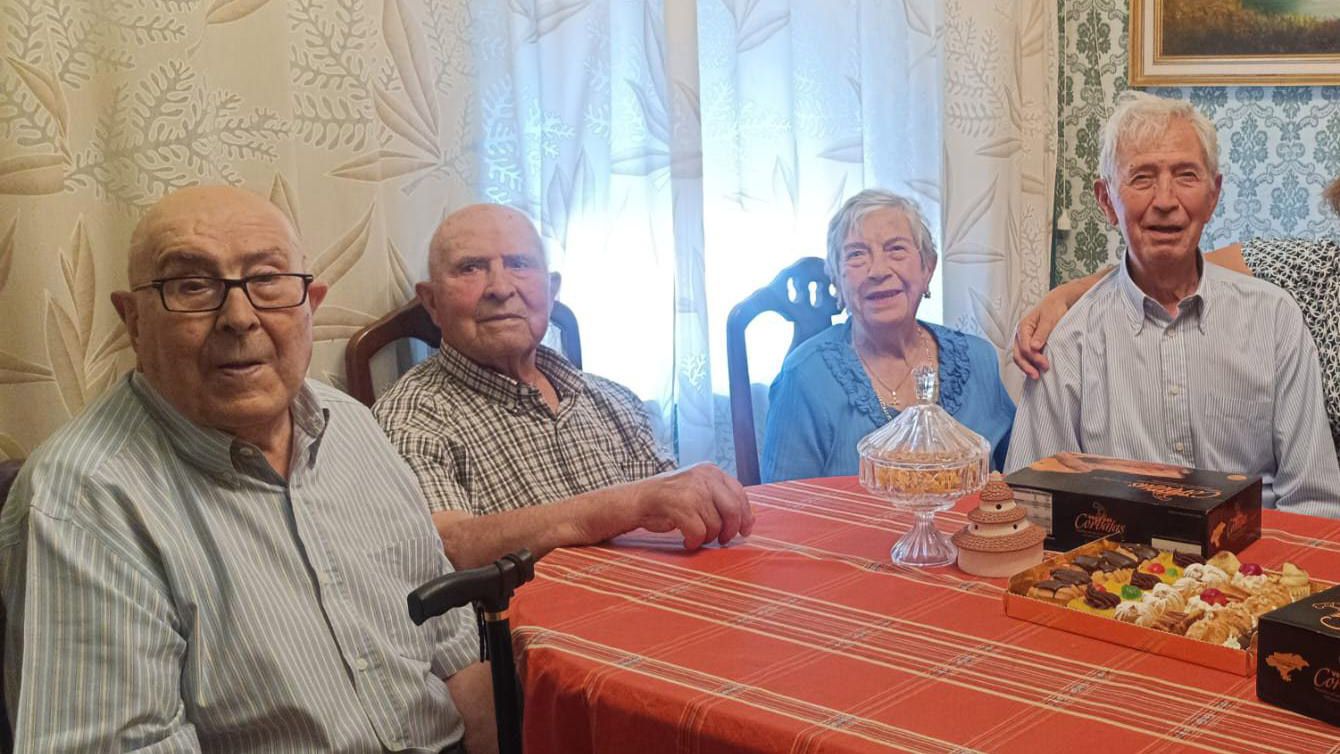 Los hermanos Horacio, Abundio, Gumersinda y Rafael en una celebración familiar. | L.N.C.