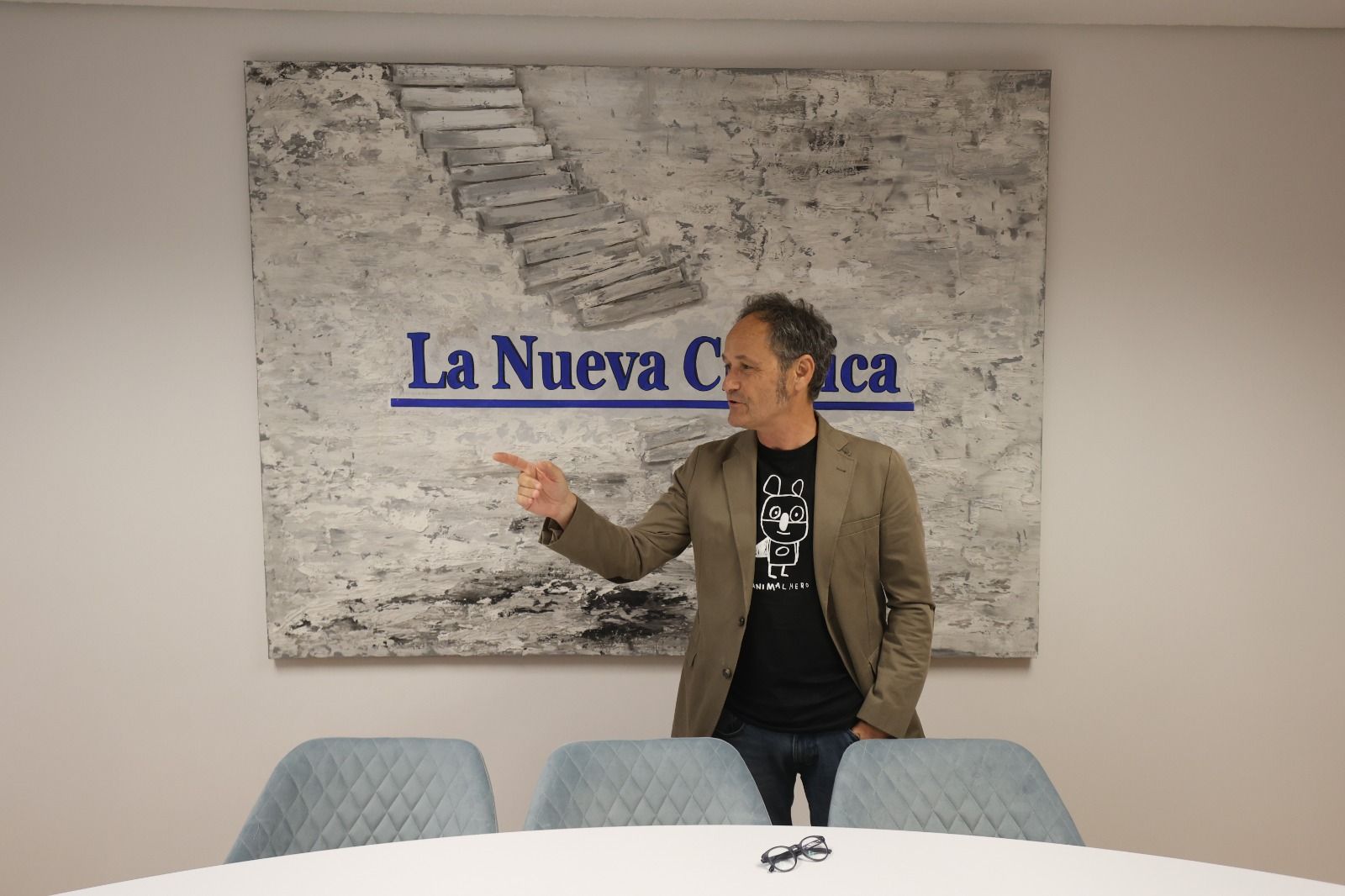 Héctor Escobar, durante su visita a la redacción de La Nueva Crónica para realizar la entrevista. | FERNANDO OTERO