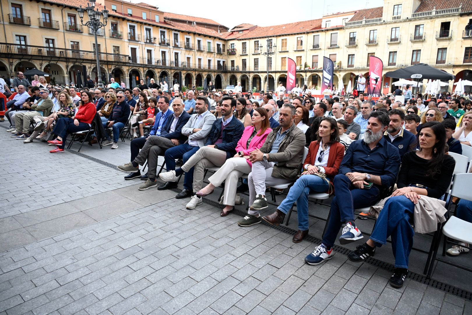 La Plaza Mayor de León se llenó para escuchar a sus otros Reyes. SAÚL ARÉN La Plaza Mayor de León se llenó para escuchar a sus otros Reyes. SAÚL ARÉN