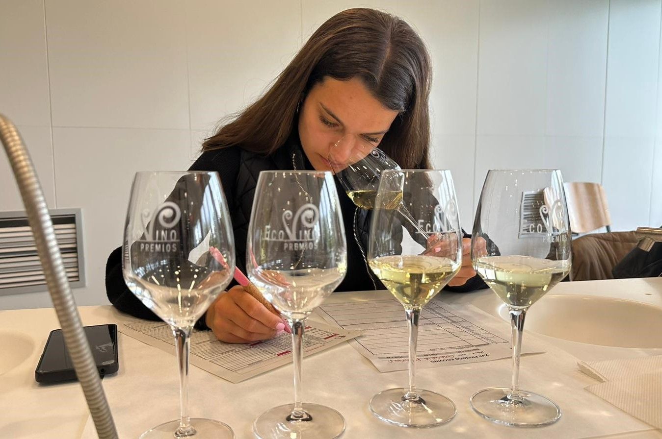 Catadora en la sesión de vinos blancos del concurso Premios Ecovino 2026. | L.N.C.