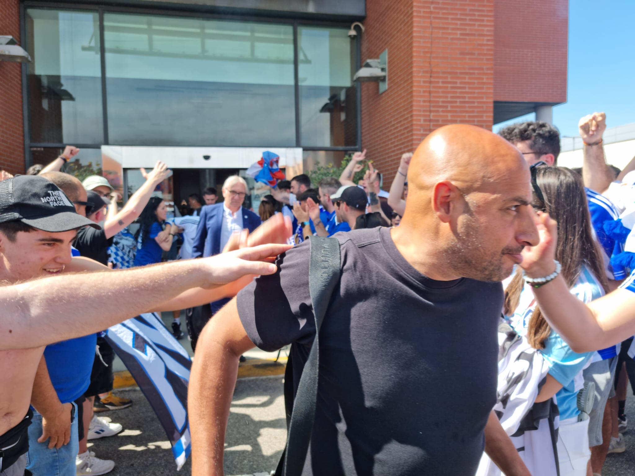 Los aficionados de la Ponfe reciben a los jugadores en el hotel 