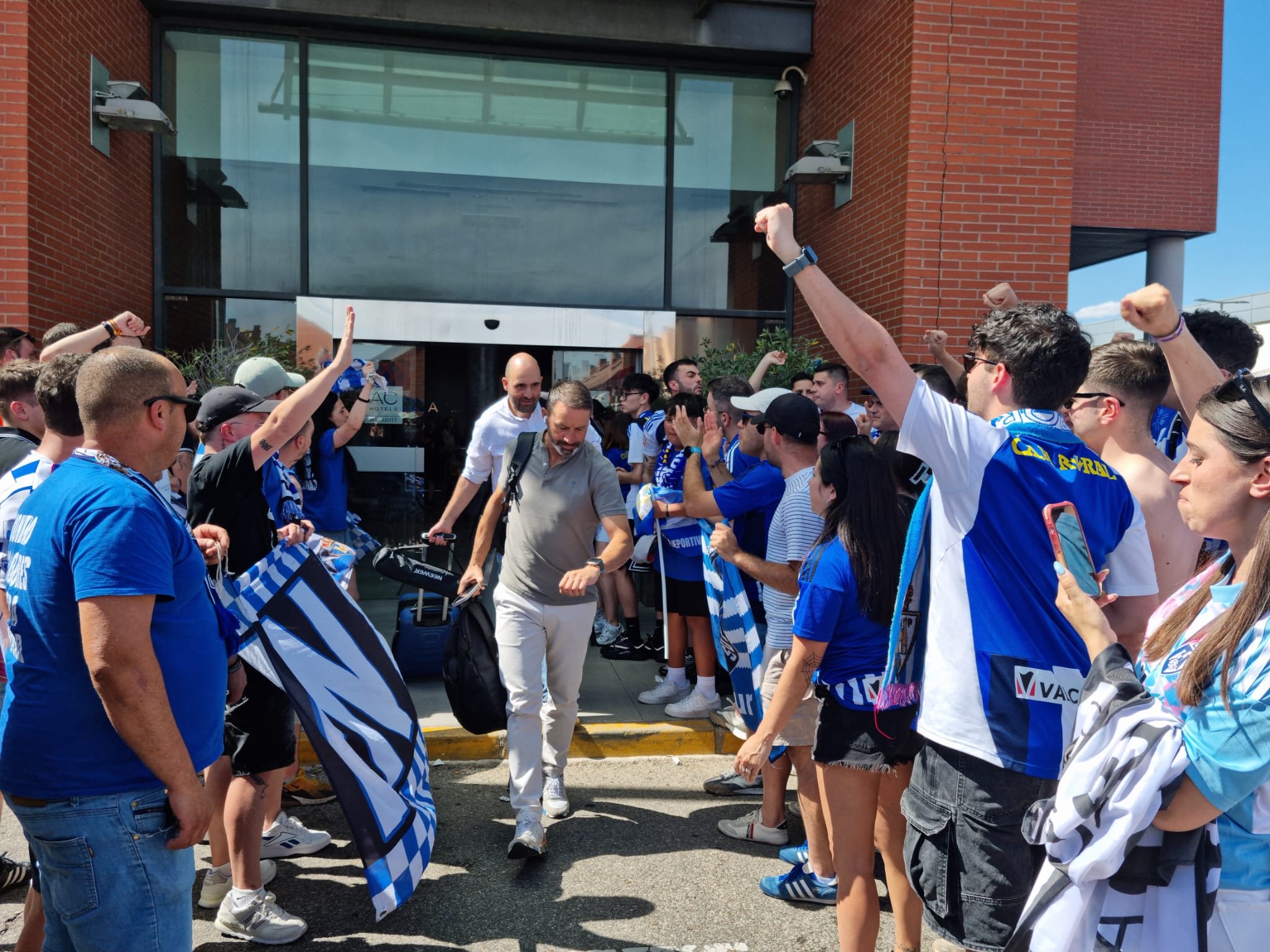 Los aficionados de la Ponfe reciben a los jugadores en el hotel 