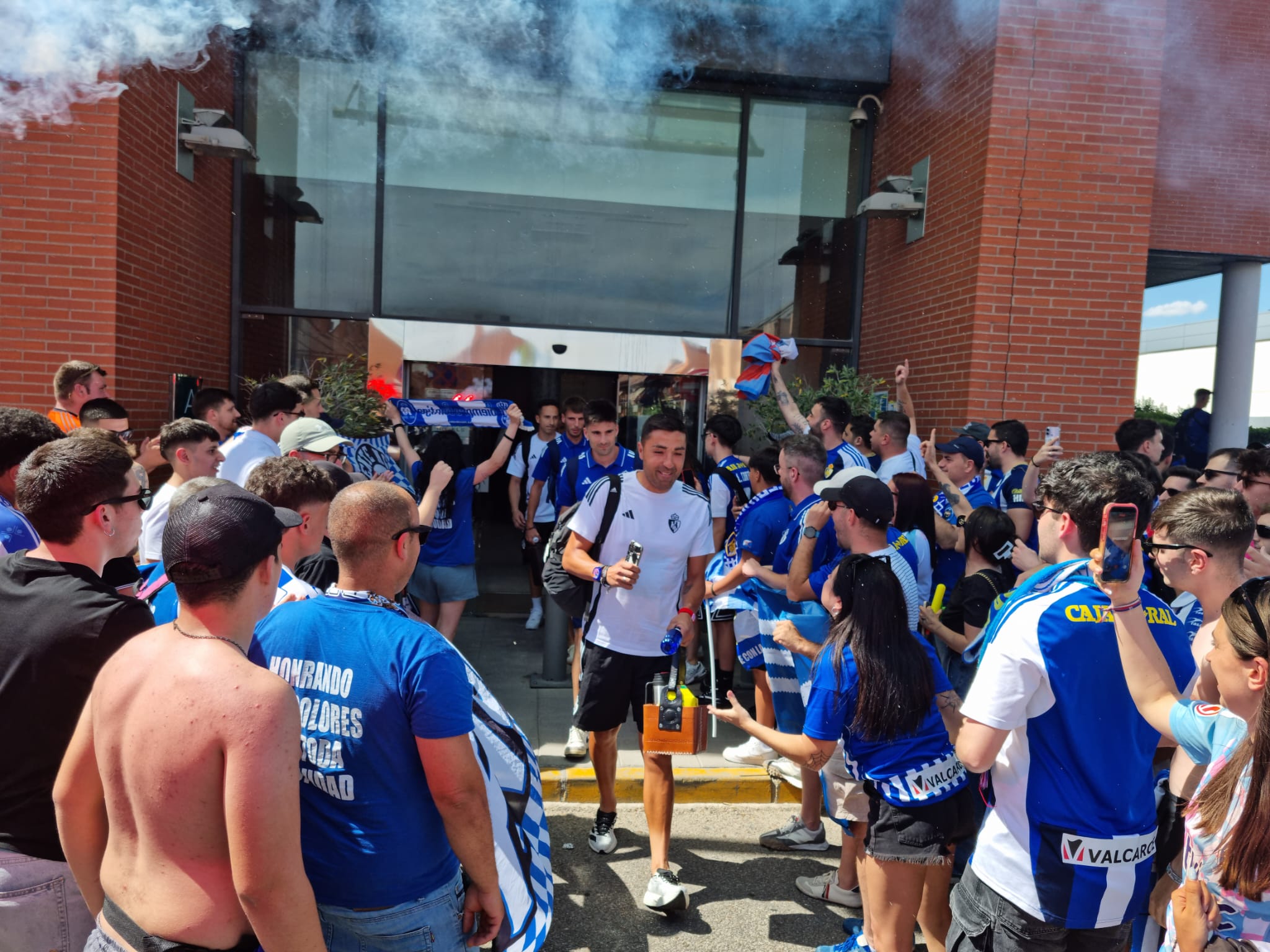 Los aficionados de la Ponfe reciben a los jugadores en el hotel
