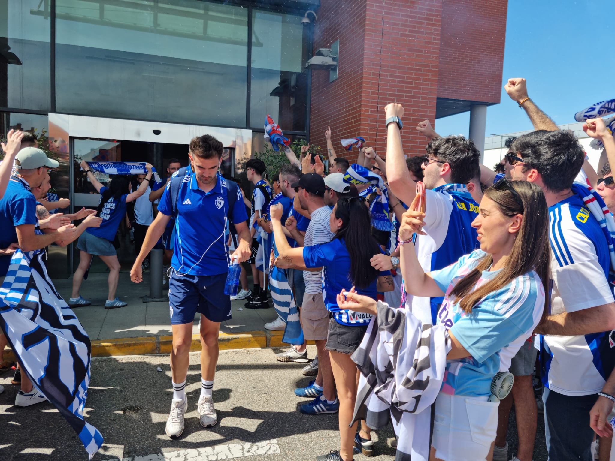 Los aficionados de la Ponfe reciben a los jugadores en el hotel 