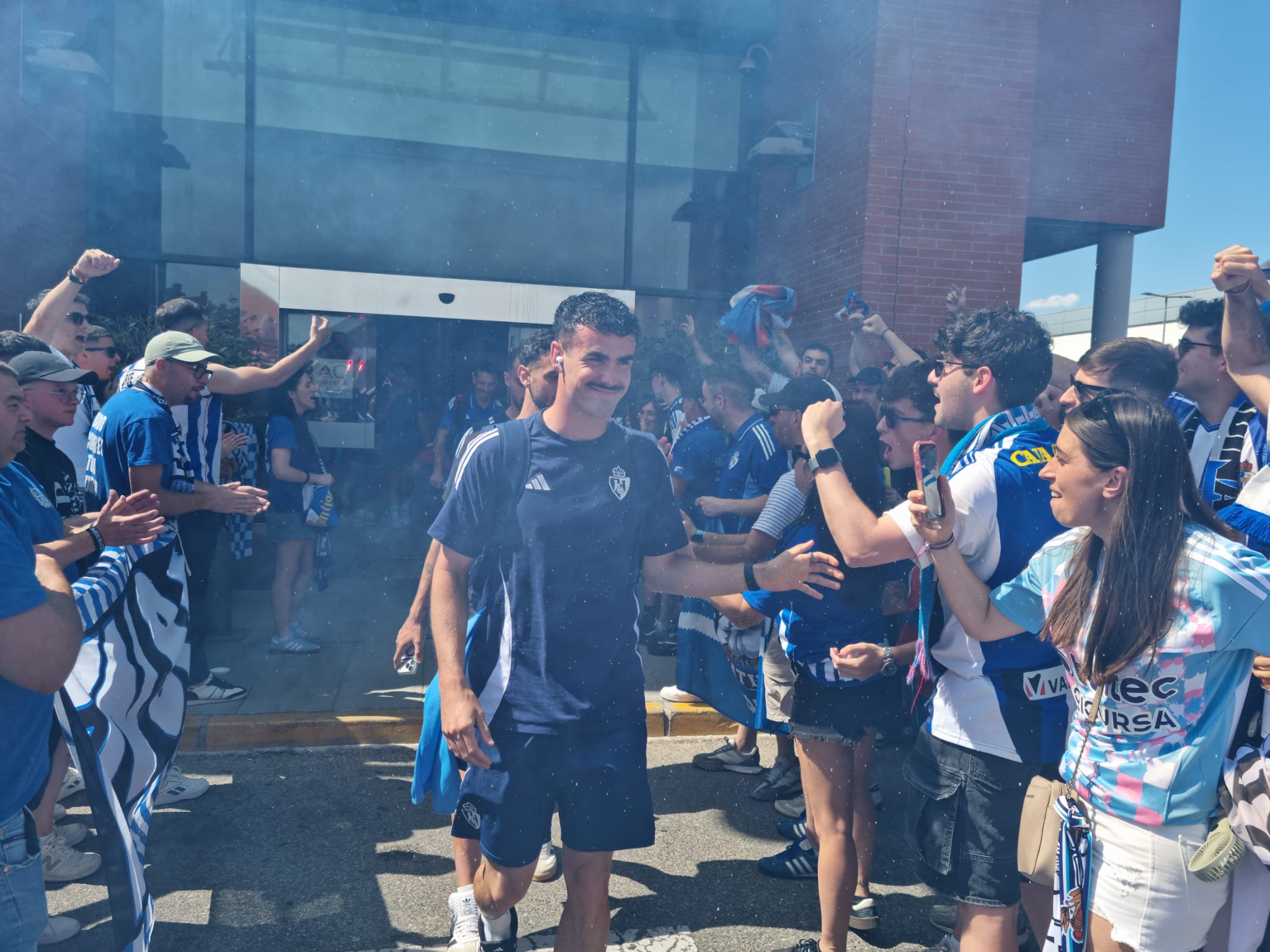 Los aficionados de la Ponfe reciben a los jugadores en el hotel 