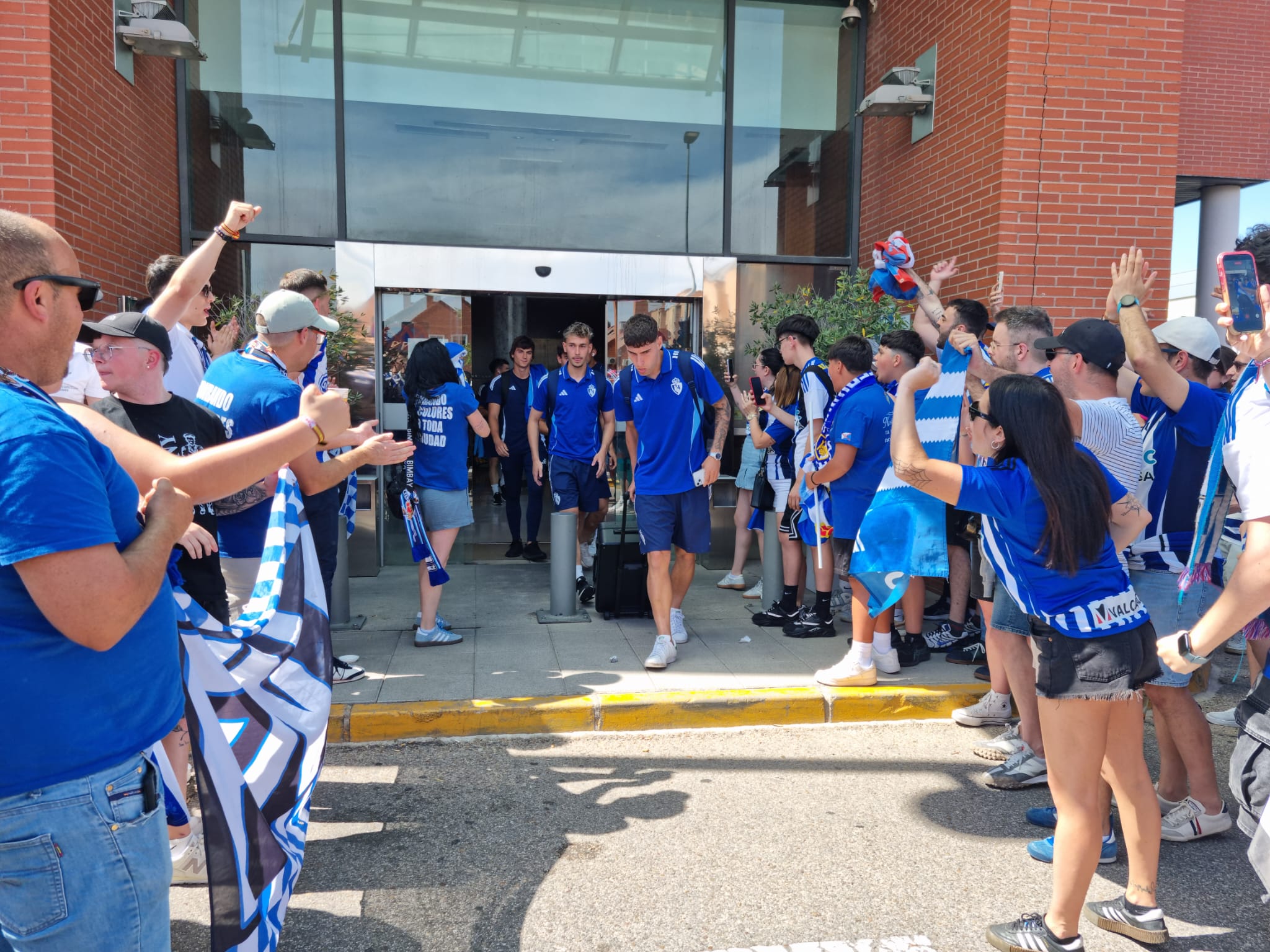 Los aficionados de la Ponfe reciben a los jugadores en el hotel 