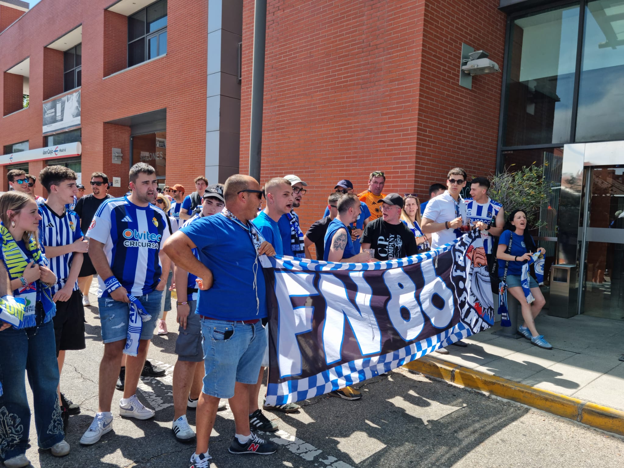 Los aficionados de la Ponfe reciben a los jugadores en el hotel 