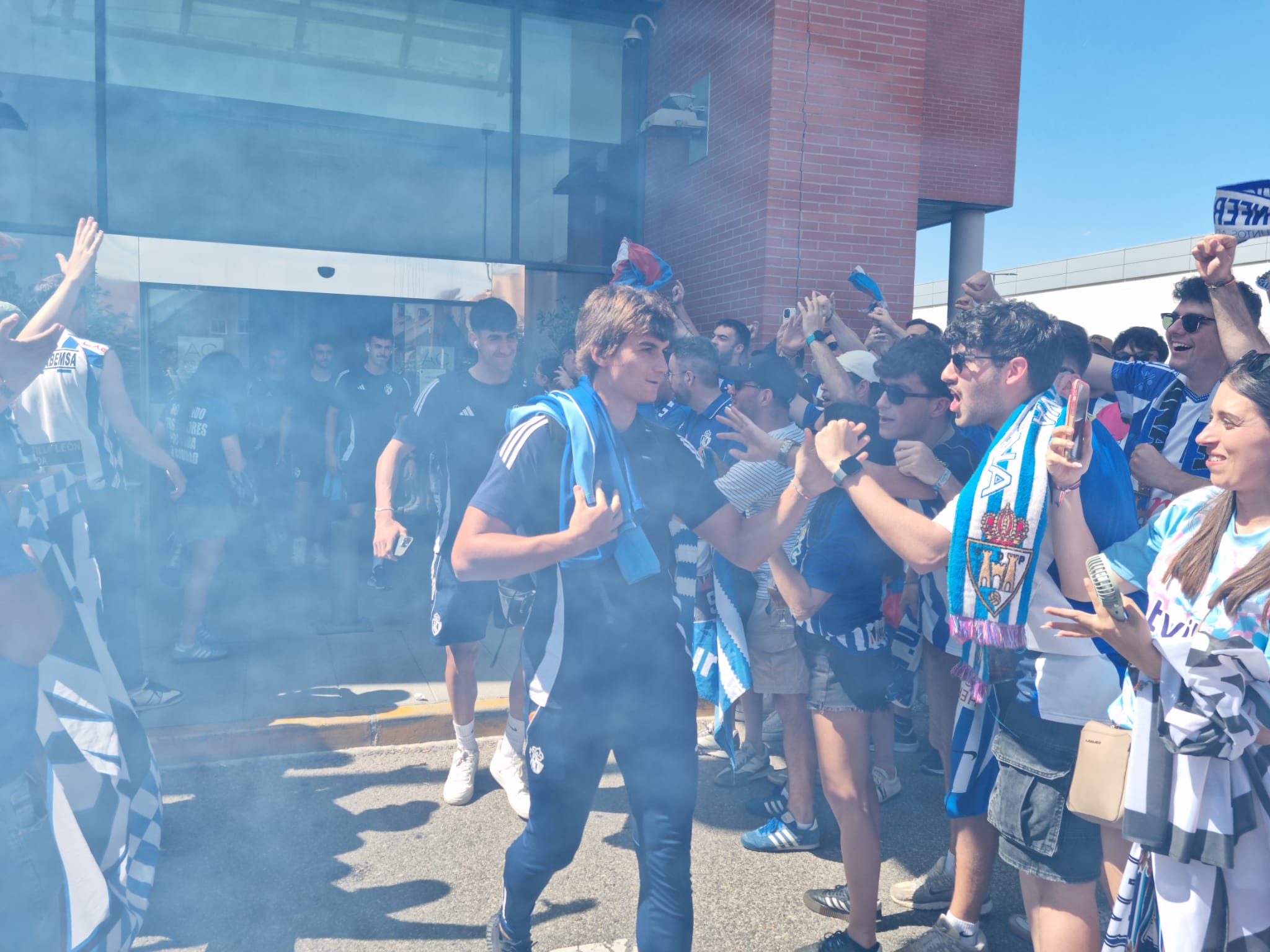 Los aficionados de la Ponfe reciben a los jugadores en el hotel