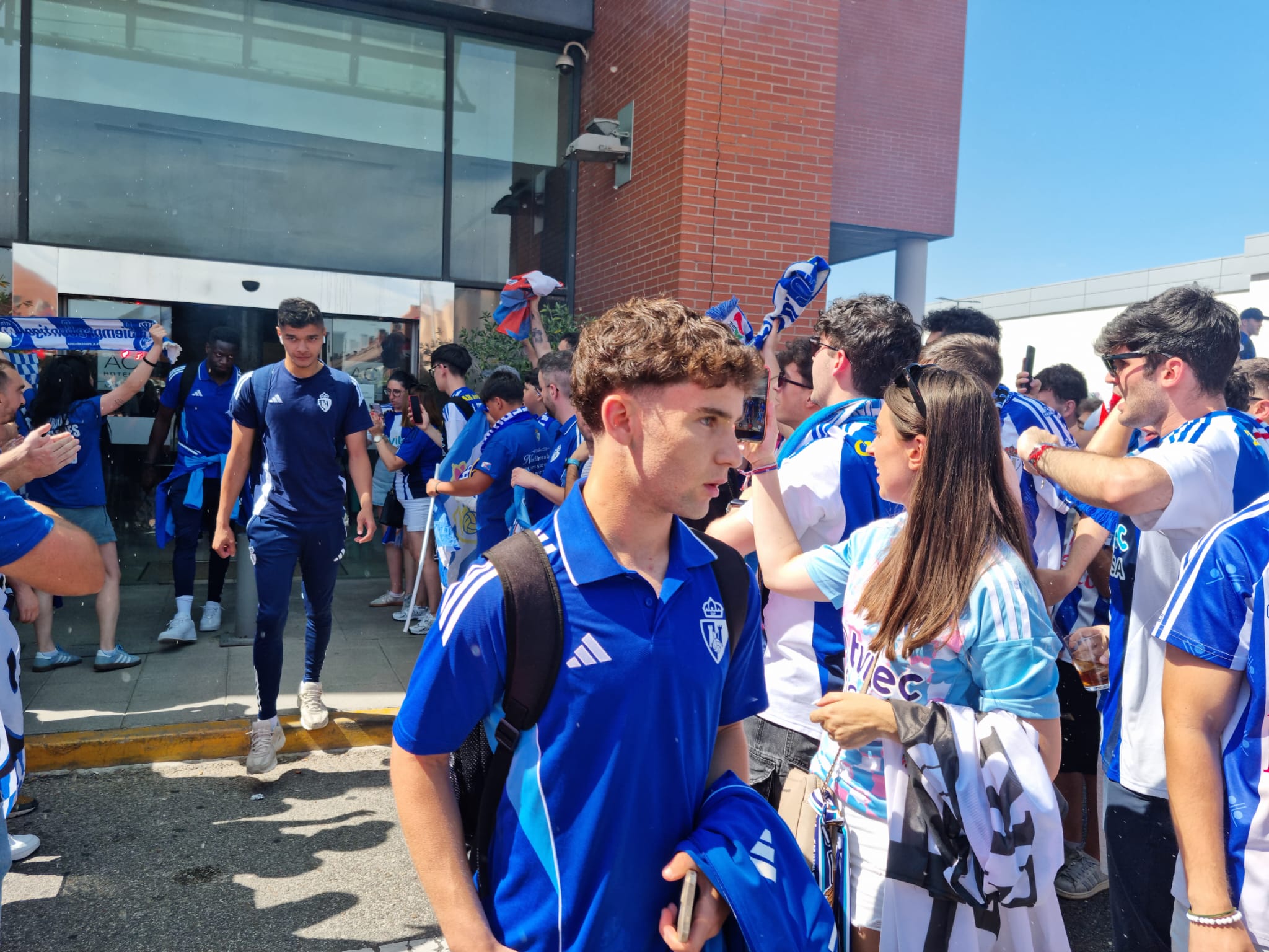 Los aficionados de la Ponfe reciben a los jugadores en el hotel