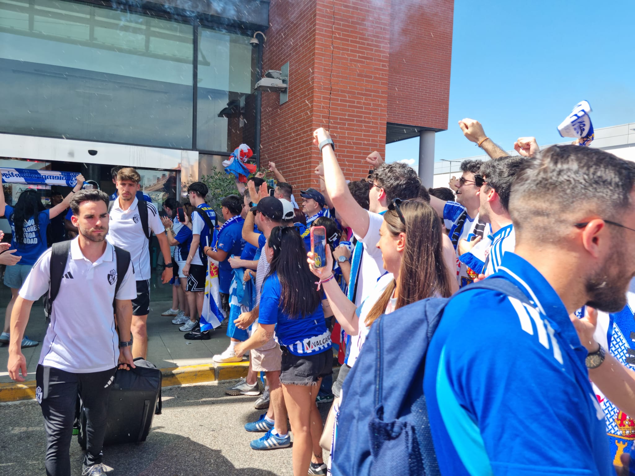 Los aficionados de la Ponfe reciben a los jugadores en el hotel 