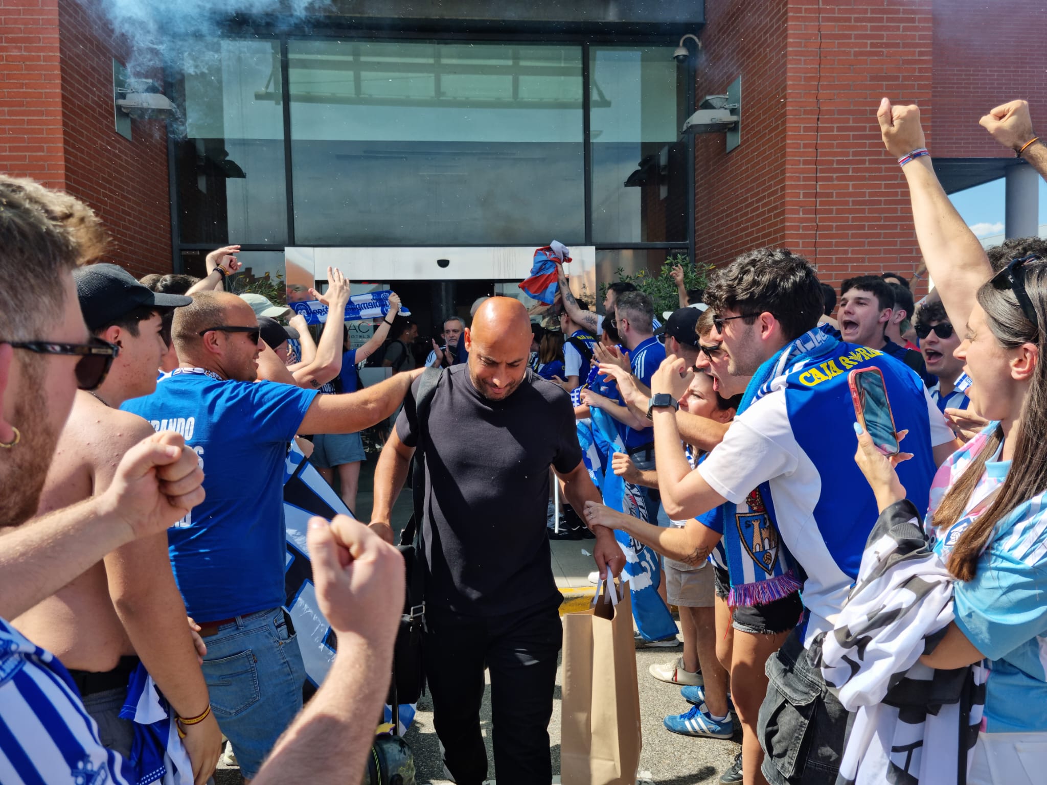 Los aficionados de la Ponfe reciben a los jugadores en el hotel 