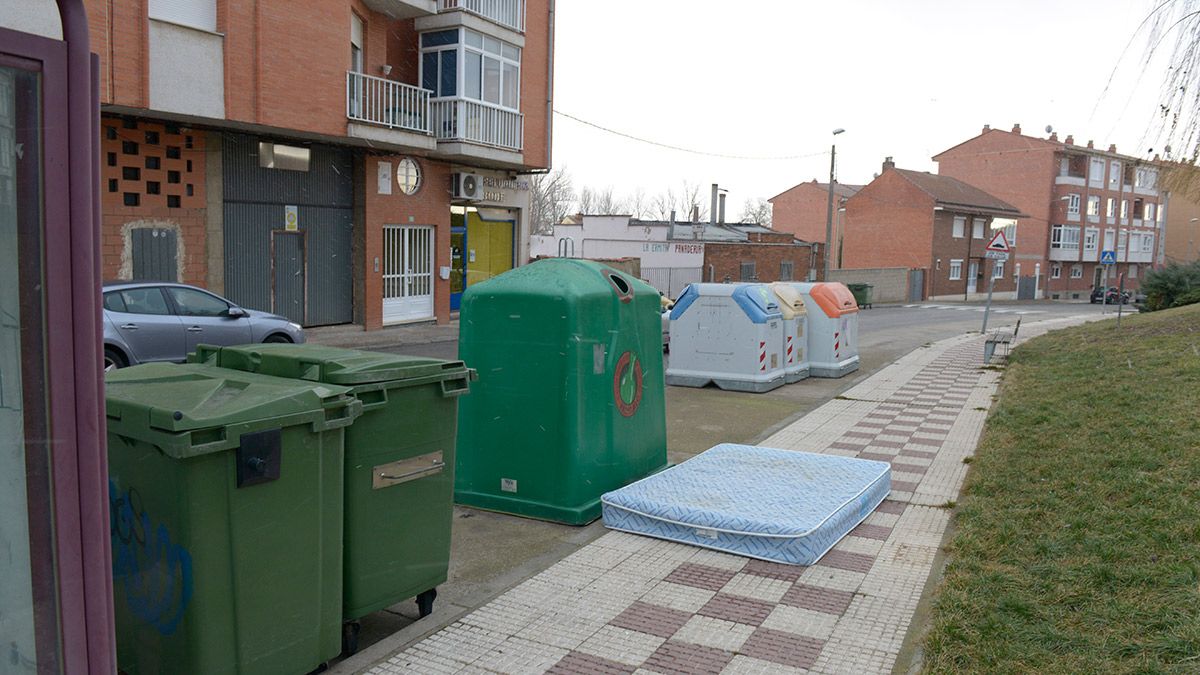 Varios contenedores en una calle del municipio de Villaquilambre. | MAURICIO PEÑA
