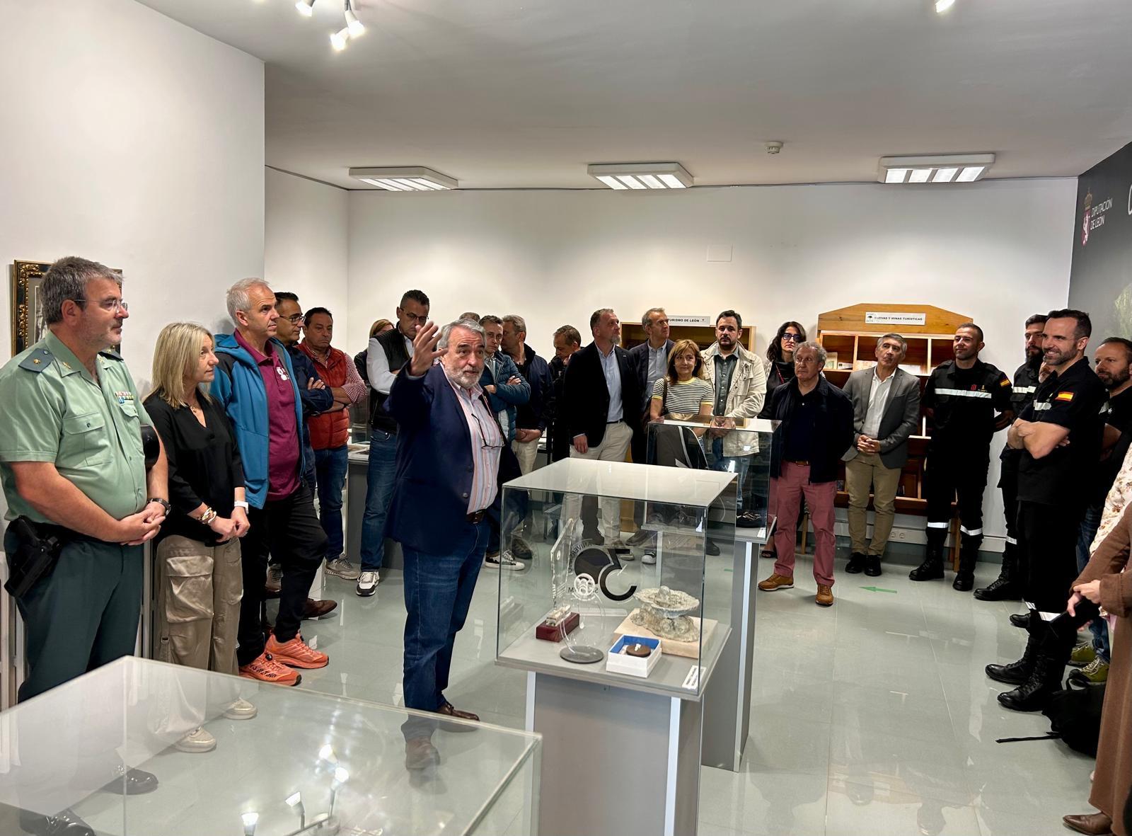 Un instante del acto para celebrar el 60 aniversario de la cueva Valporquero.| L.N.C.