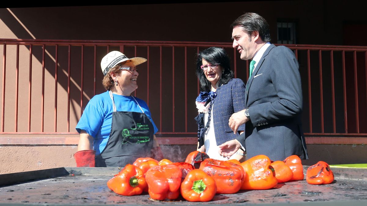Asado de pimientos ayer en la feria de Carracedelo. | CÉSAR SÁNCHEZ (ICAL)
