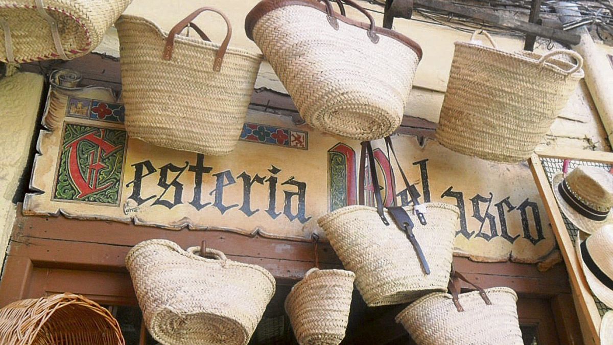 Desde 1920 vendiendo todo tipo de cestería… única en su género en León.