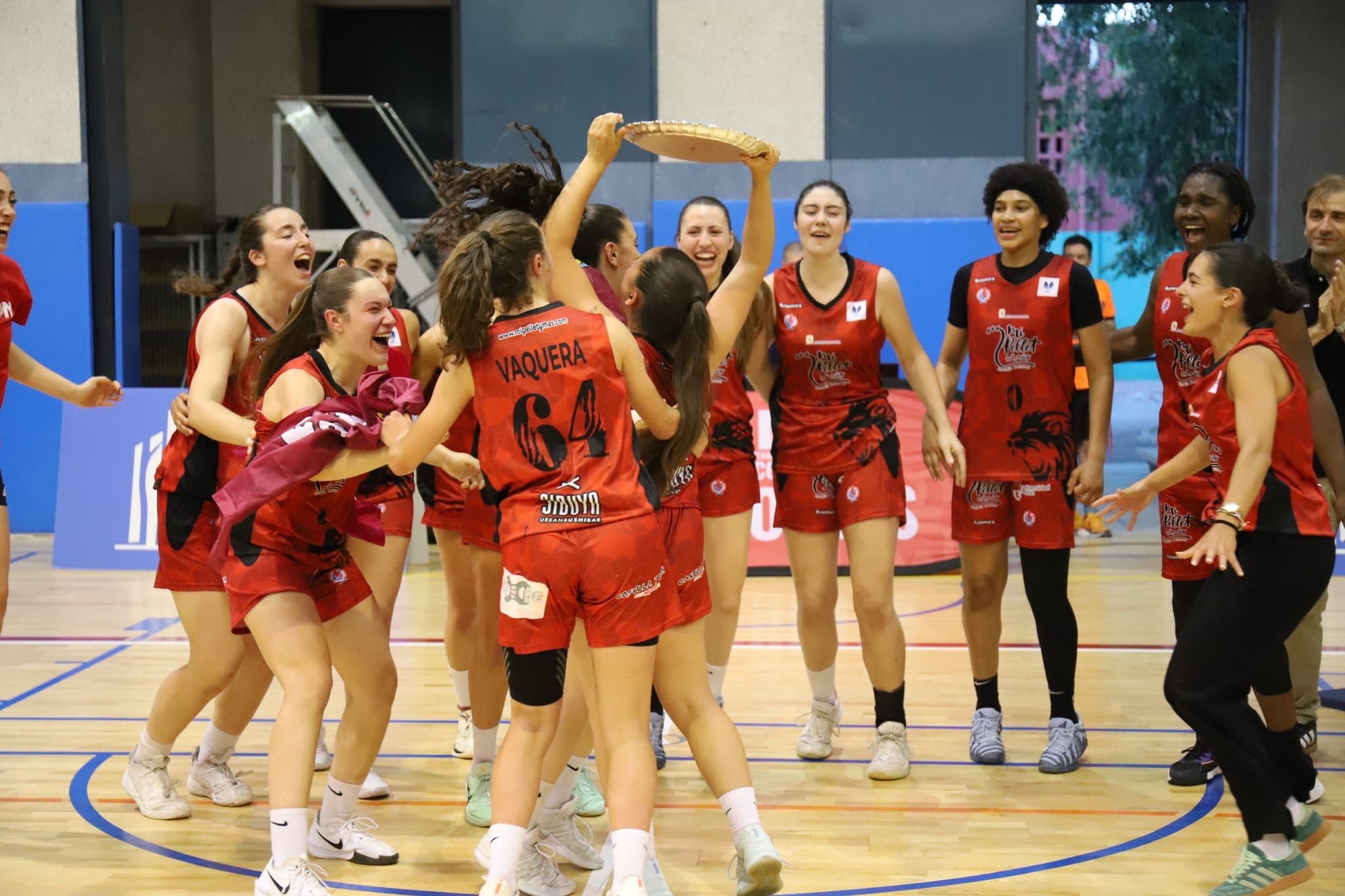 Las jugadas del Baloncesto Femenino León celebran el ascenso. | ISAAC LLAMAZARES