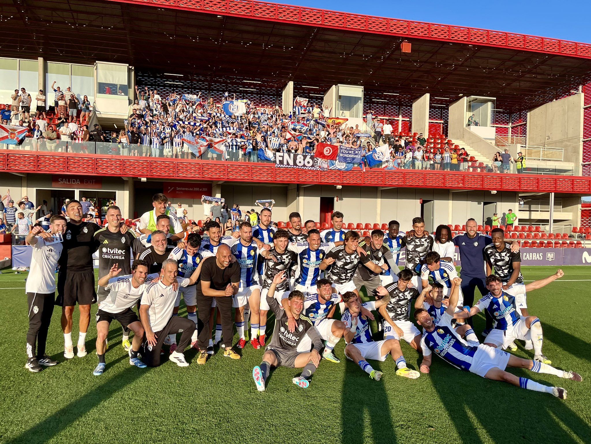 Foto final de la celebración de la Deportiva tras meterse en la final por el ascenso a Segunda División. REPORTAJE GRÁFICO PONFERRADINA