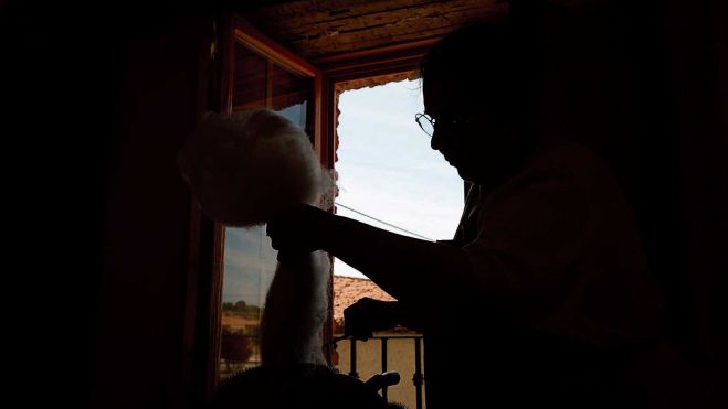 Begoña, que llega desde el cercano Robles, trabaja en la cardadora en un contraluz de la ventana de La Casona desde donde ve San Feliz. Begoña, que llega desde el cercano Robles, trabaja en la cardadora en un contraluz de la ventana de La Casona desde donde ve San Feliz.