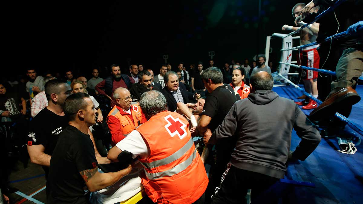 Tejada, en el momento en que es retirado en camilla del Pabellón, con su rival mirando desde el ring. | MARCOS MÍGUEZ (LA VOZ DE GALICIA)