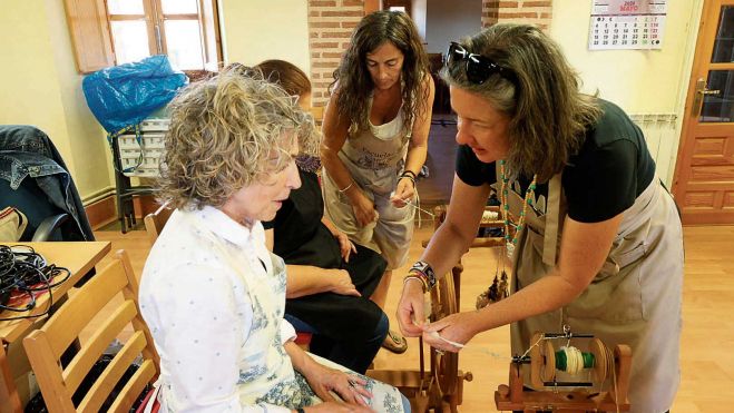 Marifé escucha las explicaciones de una profesora Alba, con la otra, María, al fondo Marifé escucha las explicaciones de una profesora Alba, con la otra, María, al fondo