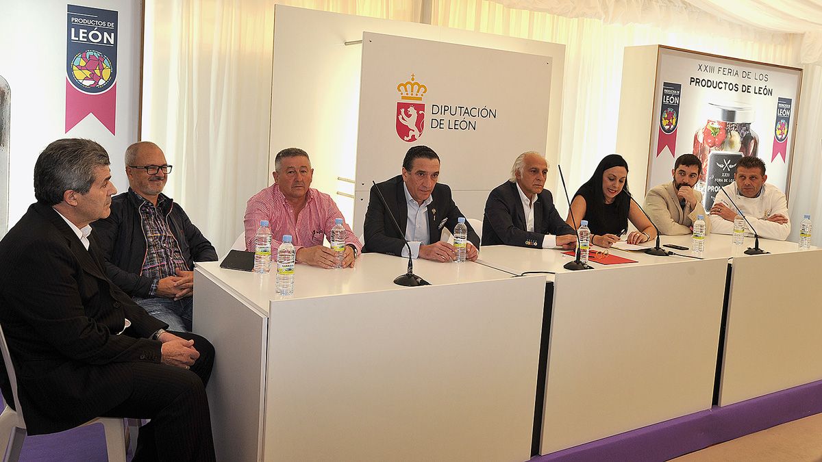 Un momento del homenaje a Cidón en la Feria de Productos de León este domingo.| DANIEL MARTÍN