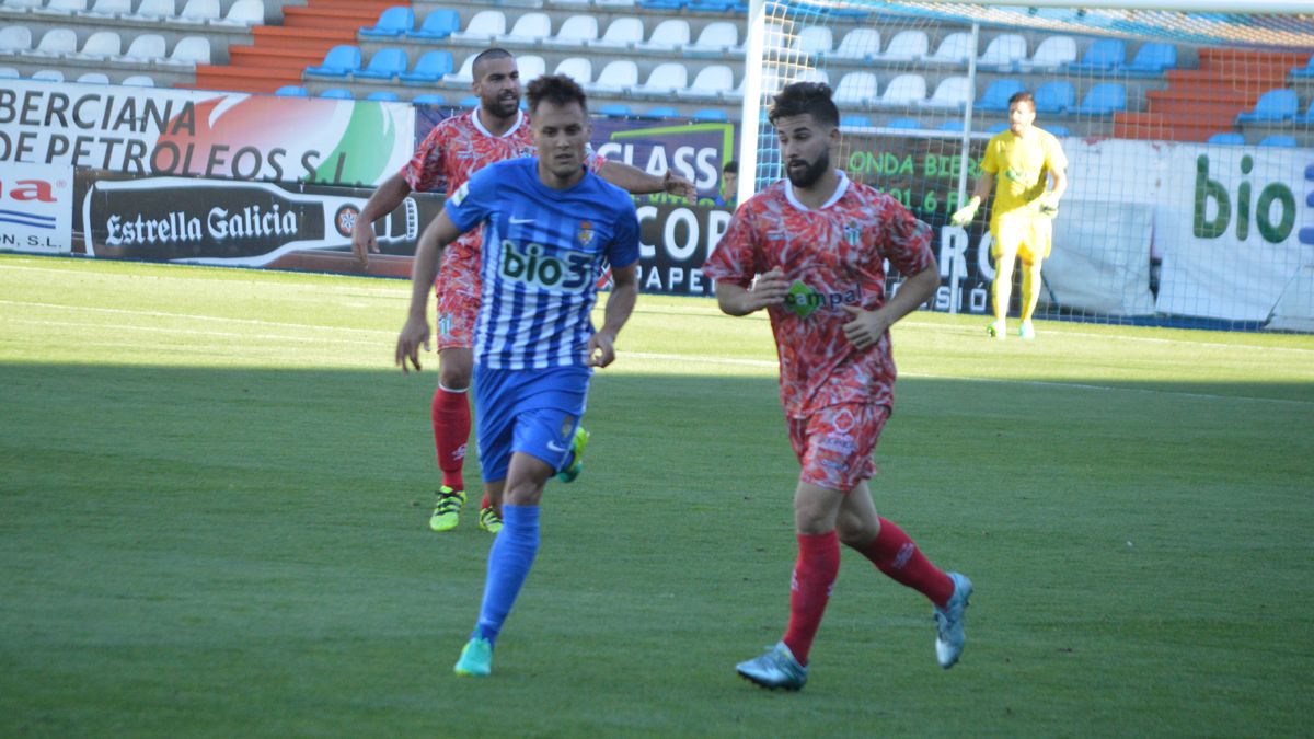 El lateral derecho de la Deportiva, Adán Gurdiel, durante el partido ante el Guijuelo. | A. CARDENAL