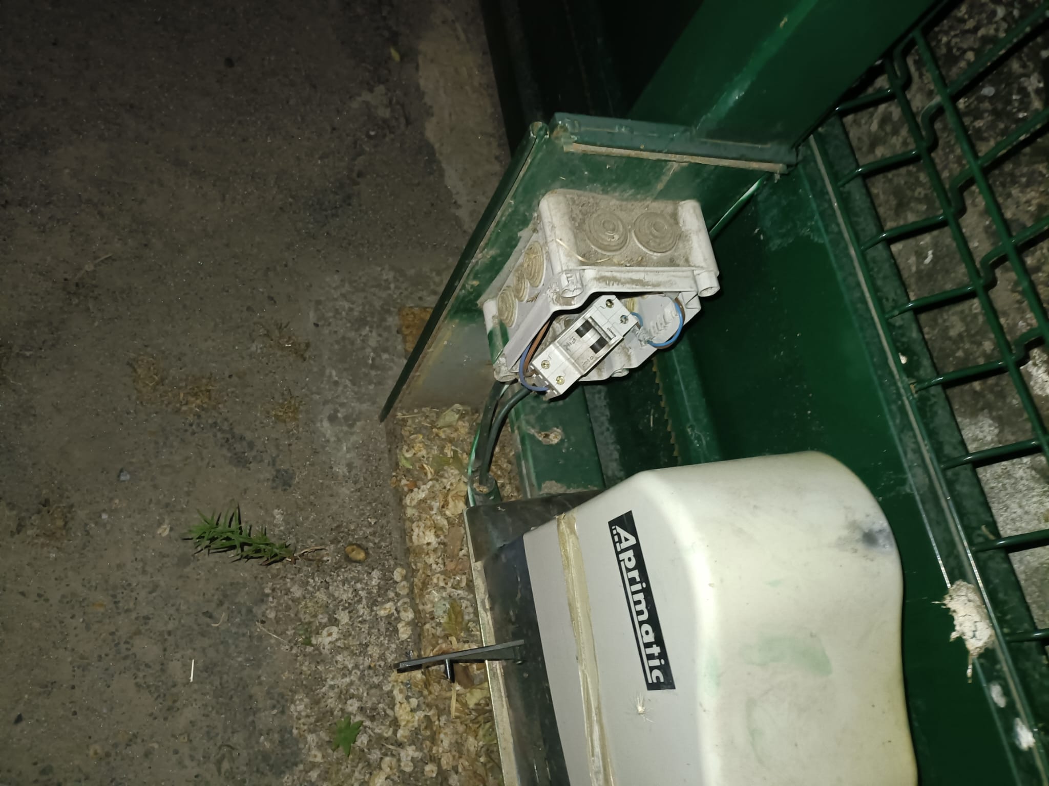 Daños causados en la puerta del aparcamiento por los ladrones Daños causados en la puerta del aparcamiento por los ladrones